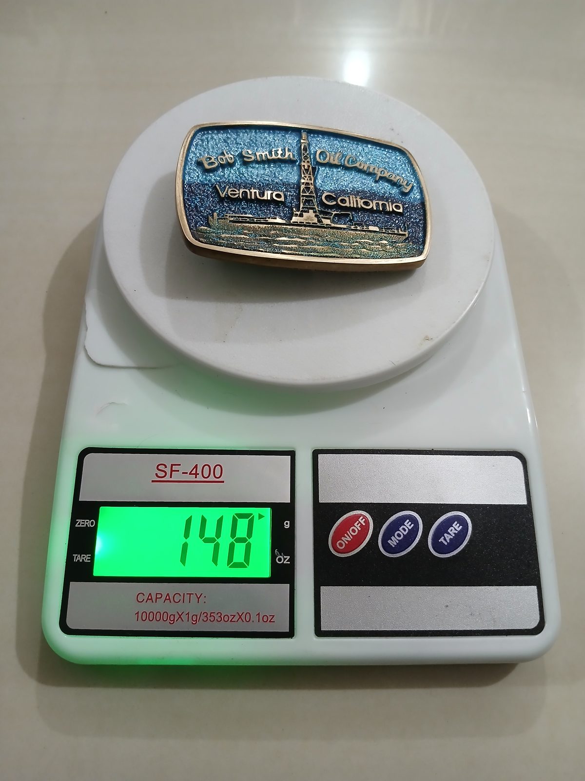 Bob Smith Oil Company Ventura California Vintage Belt Buckle – On scale showing weight Bob Smith Oil Company Ventura California vintage belt buckle – on scale showing weight