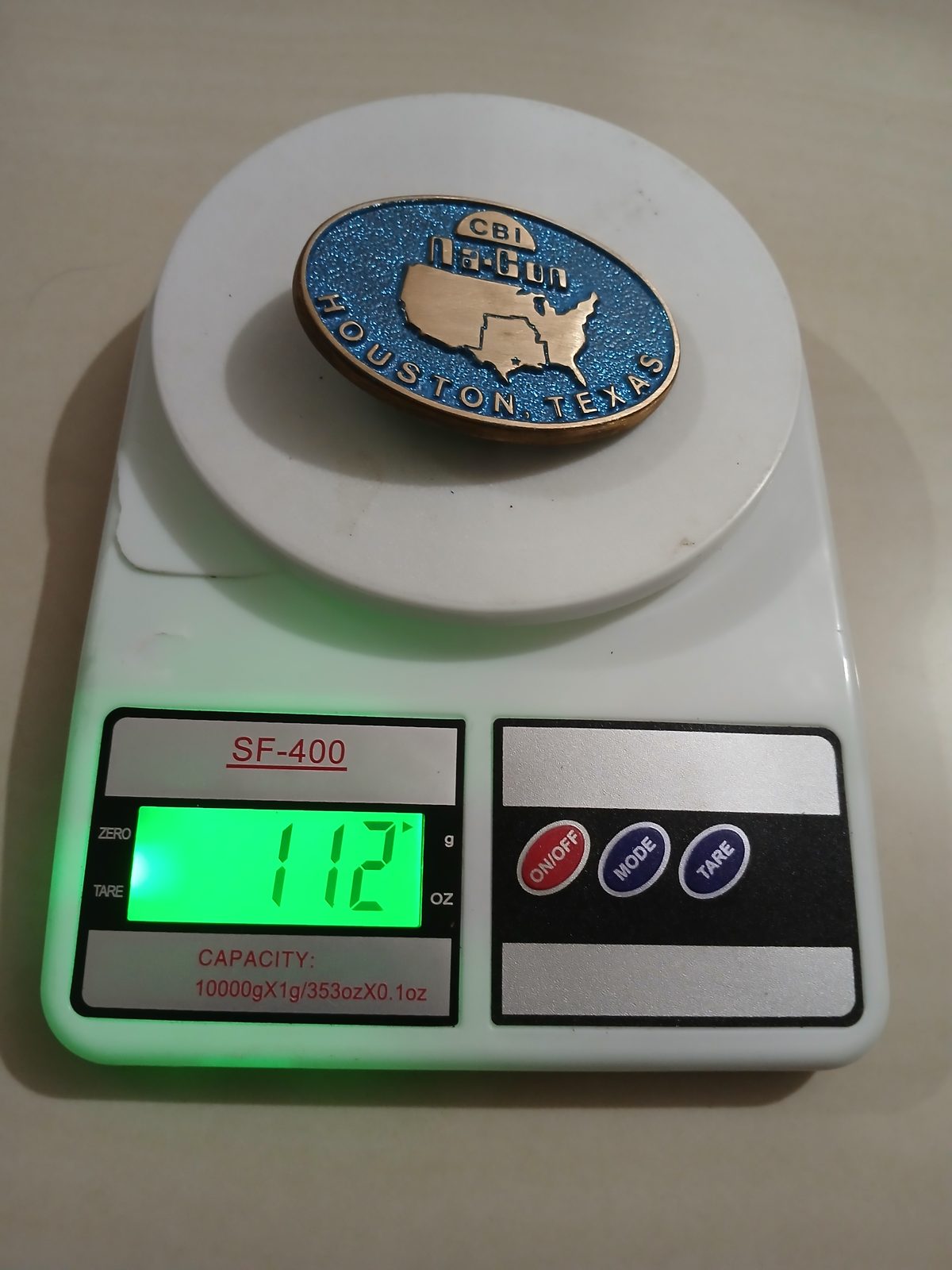 CBI Na-Con Houston Texas Vintage Belt Buckle – On scale showing weight CBI Na-Con Houston Texas vintage belt buckle – on scale showing weight