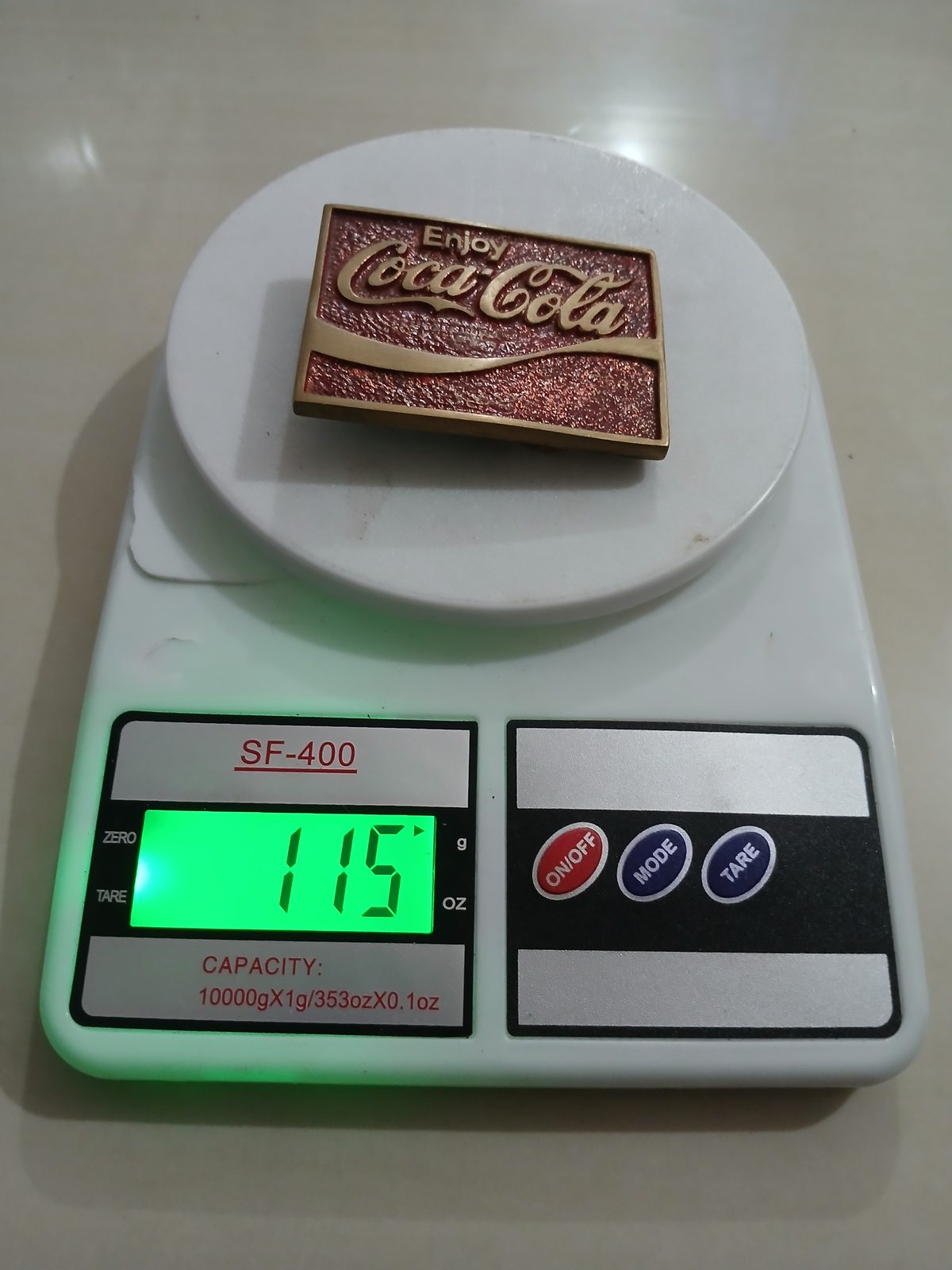 Coca-Cola Vintage Belt Buckle – On scale showing weight Coca-Cola vintage belt buckle – on scale showing weight
