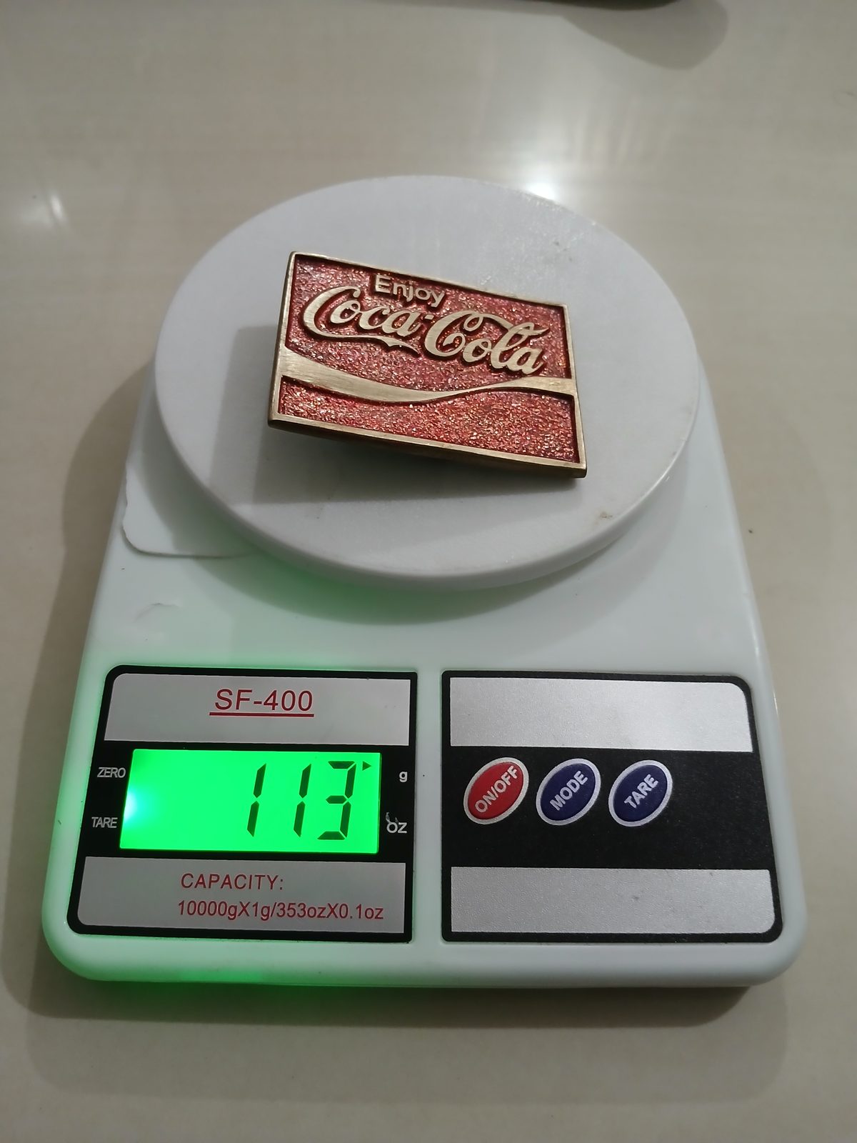 Coca-Cola Vintage Belt Buckle – On scale showing weight Coca-Cola vintage belt buckle – on scale showing weight