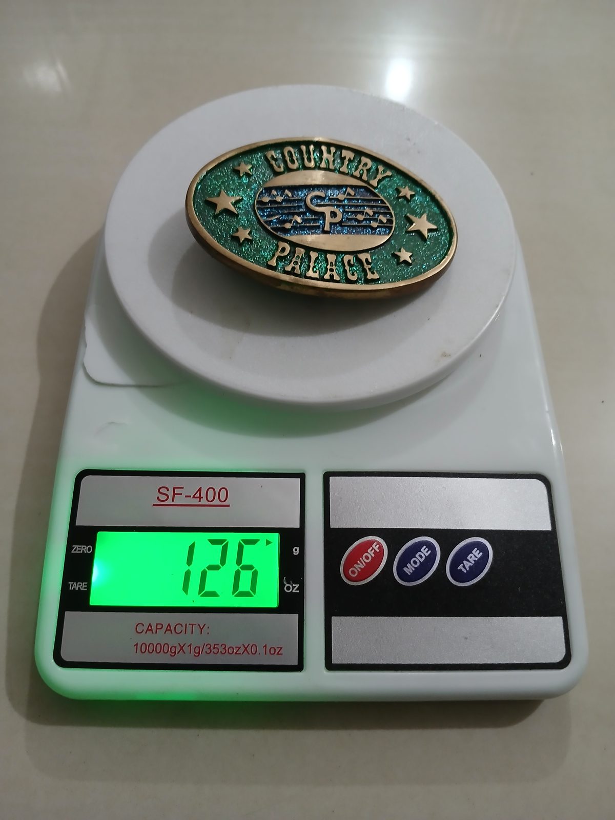 Country Palace Vintage Belt Buckle – On scale showing weight Country Palace vintage belt buckle – on scale showing weight