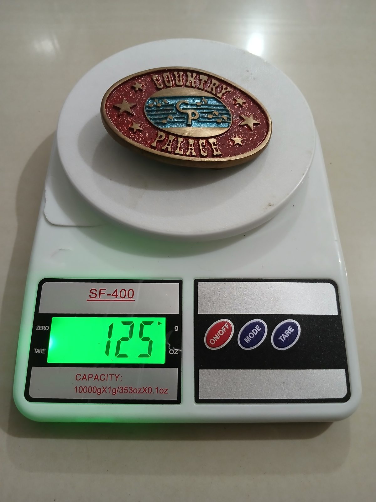 Country Palace Vintage Belt Buckle – On scale showing weight Country Palace vintage belt buckle – on scale showing weight