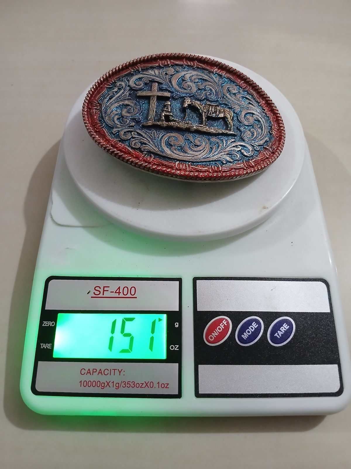 Cowboy Cross Horse Vintage Belt Buckle – On scale showing weight Cowboy Cross Horse vintage belt buckle – on scale showing weight