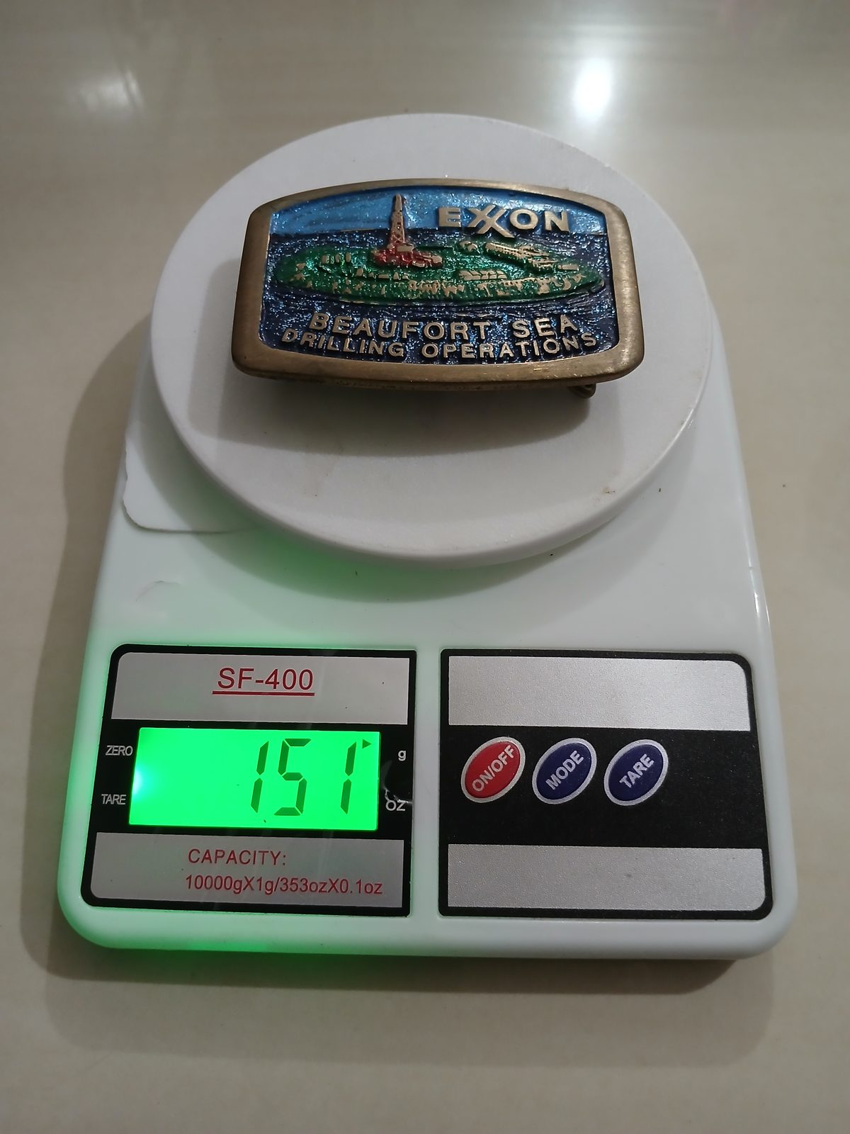 Exxon Beaufort Sea Drilling Vintage Belt Buckle – On scale showing weight Exxon Beaufort Sea Drilling vintage belt buckle – on scale showing weight