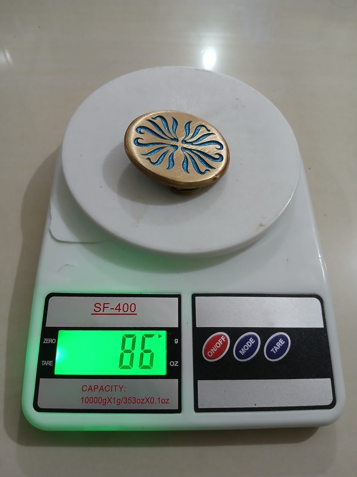 Floral Swirl Vintage Belt Buckle – On scale showing weight Floral Swirl vintage belt buckle – on scale showing weight