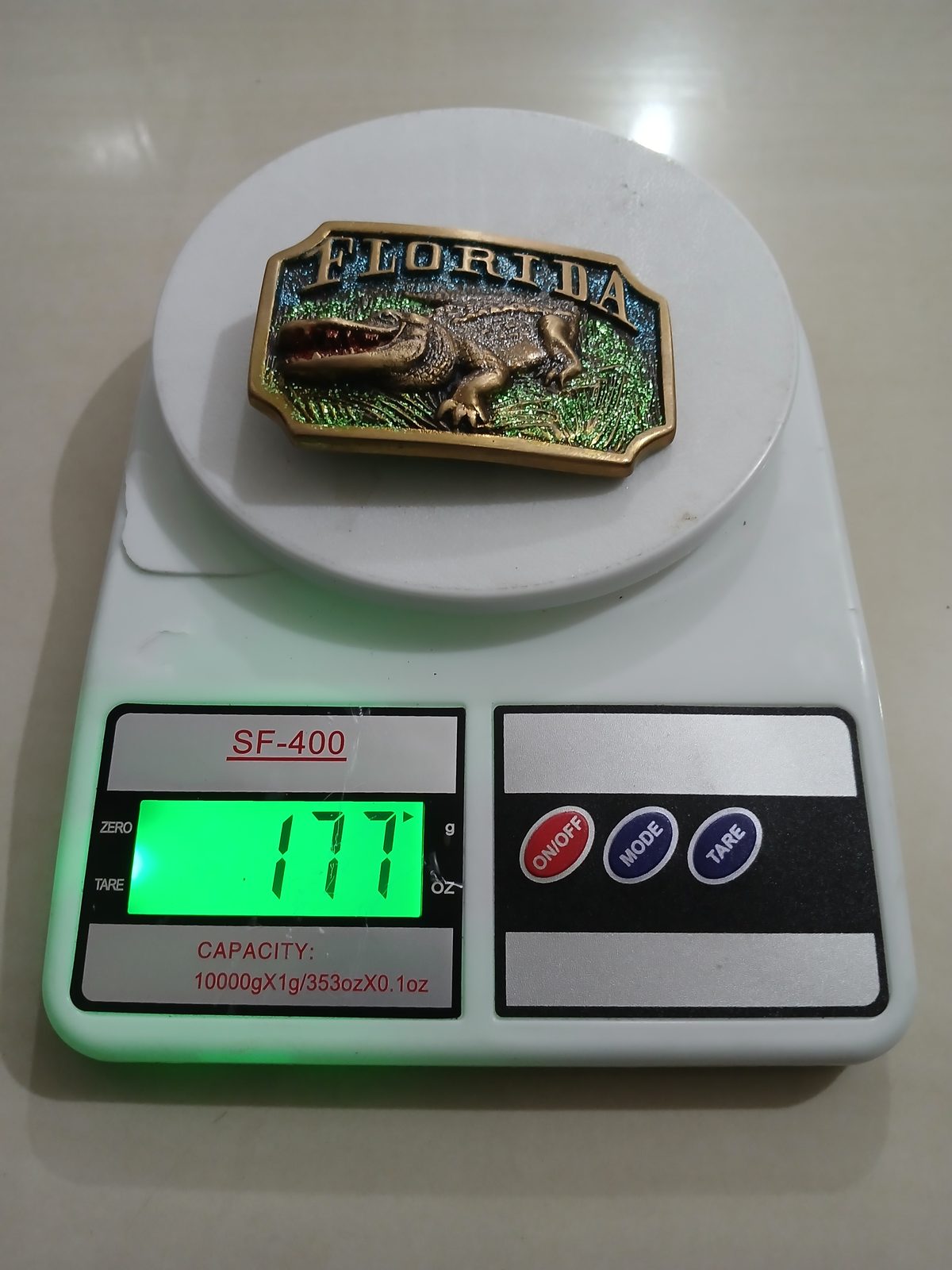 Florida Alligator Vintage Belt Buckle – On scale showing weight Florida Alligator vintage belt buckle – on scale showing weight