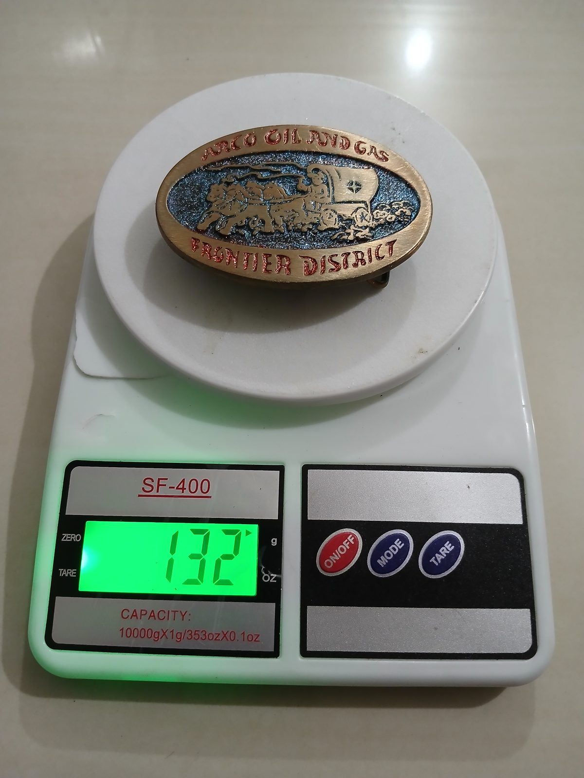 Frontier District Wagon Vintage Belt Buckle – On scale showing weight Frontier District Wagon vintage belt buckle – on scale showing weight