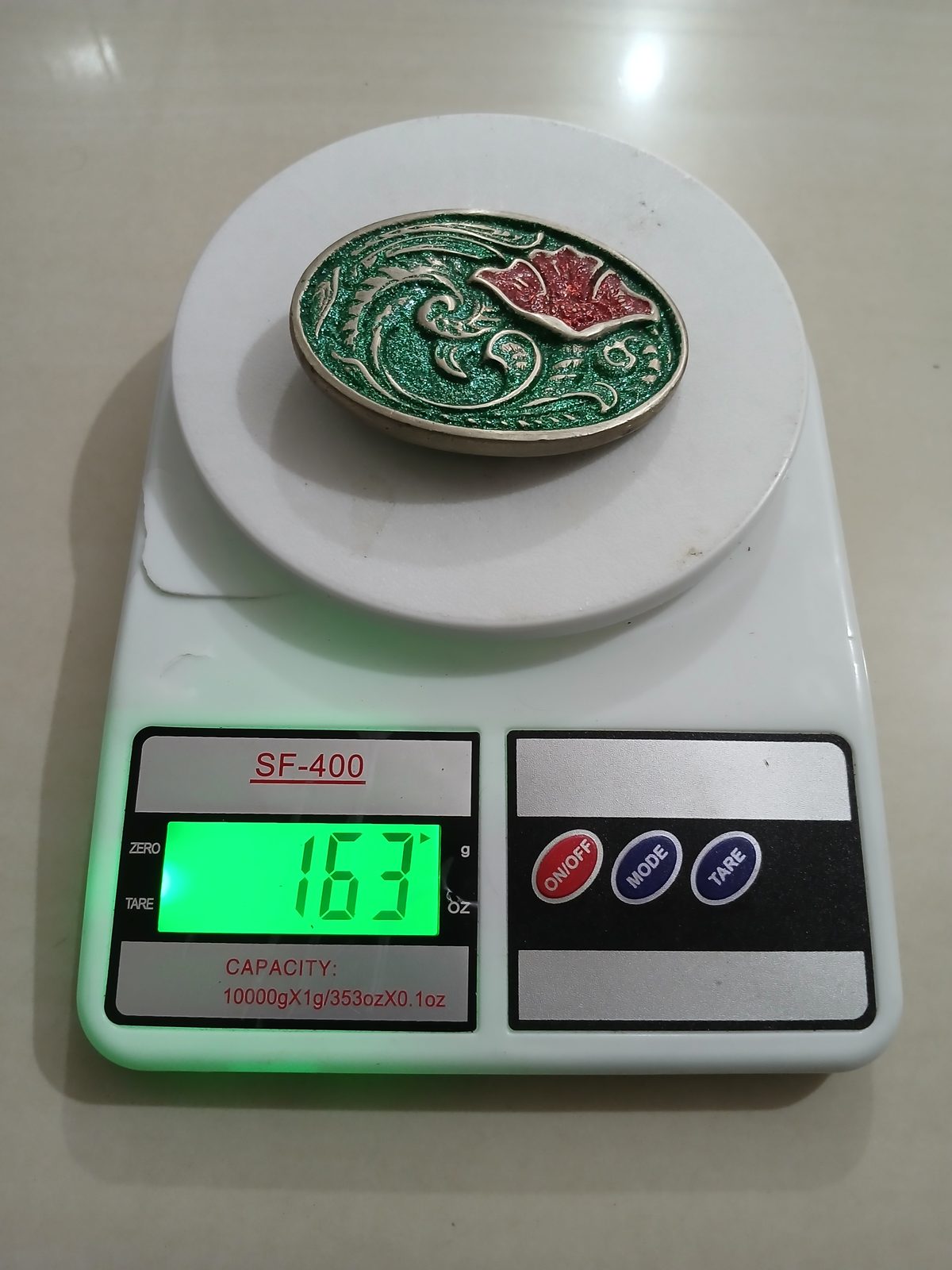 Green Floral Vintage Belt Buckle – On scale showing weight Green Floral vintage belt buckle – on scale showing weight
