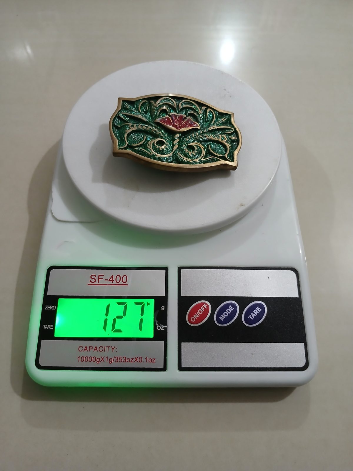 Green Floral Vintage Belt Buckle – On scale showing weight Green Floral vintage belt buckle – on scale showing weight