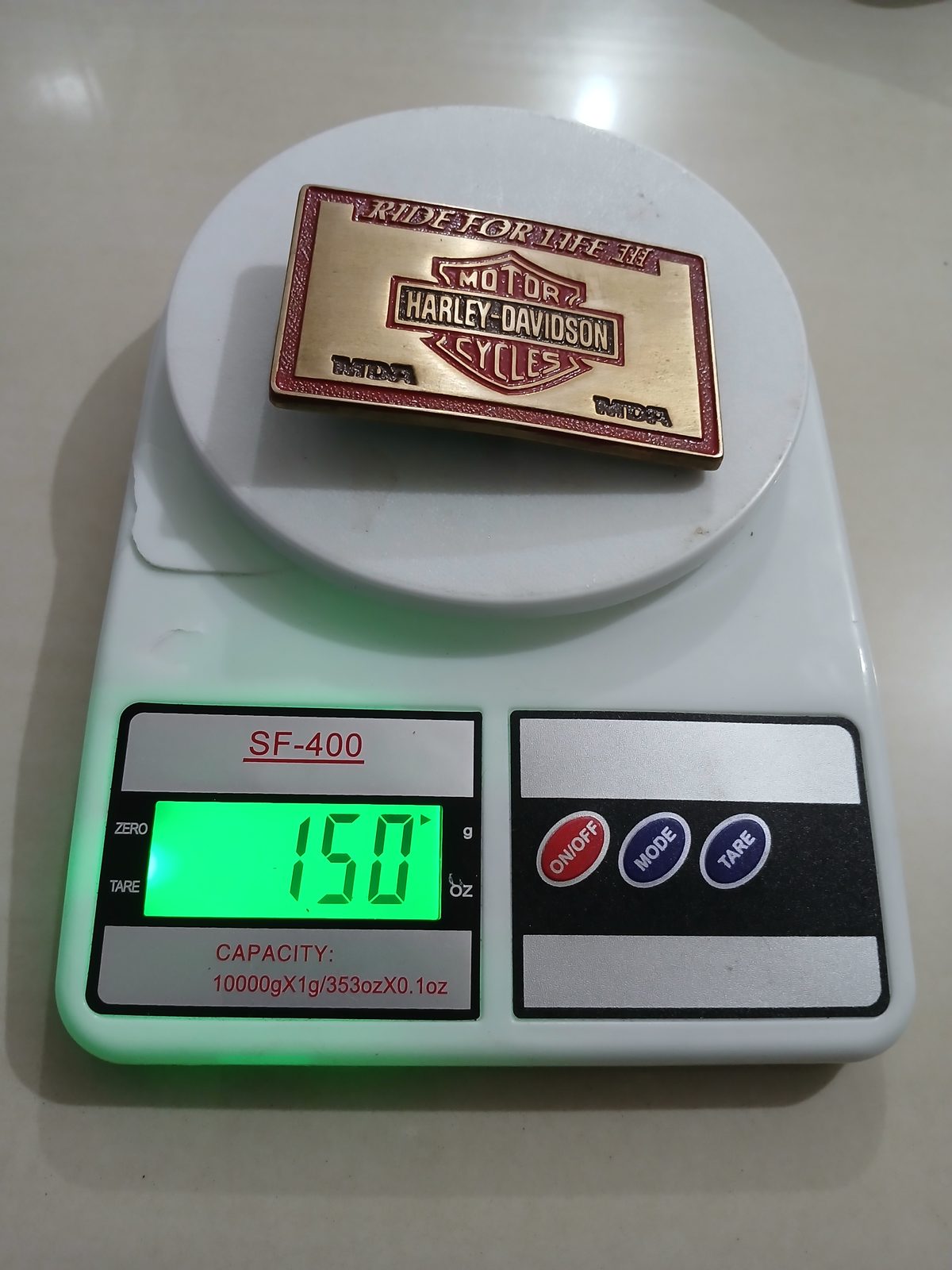 Harley-Davidson MDA Vintage Belt Buckle – On scale showing weight Harley-Davidson MDA vintage belt buckle – on scale showing weight