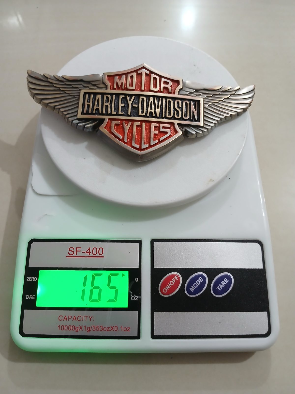 Harley-Davidson Wings Vintage Belt Buckle – On scale showing weight Harley-Davidson Wings vintage belt buckle – on scale showing weight