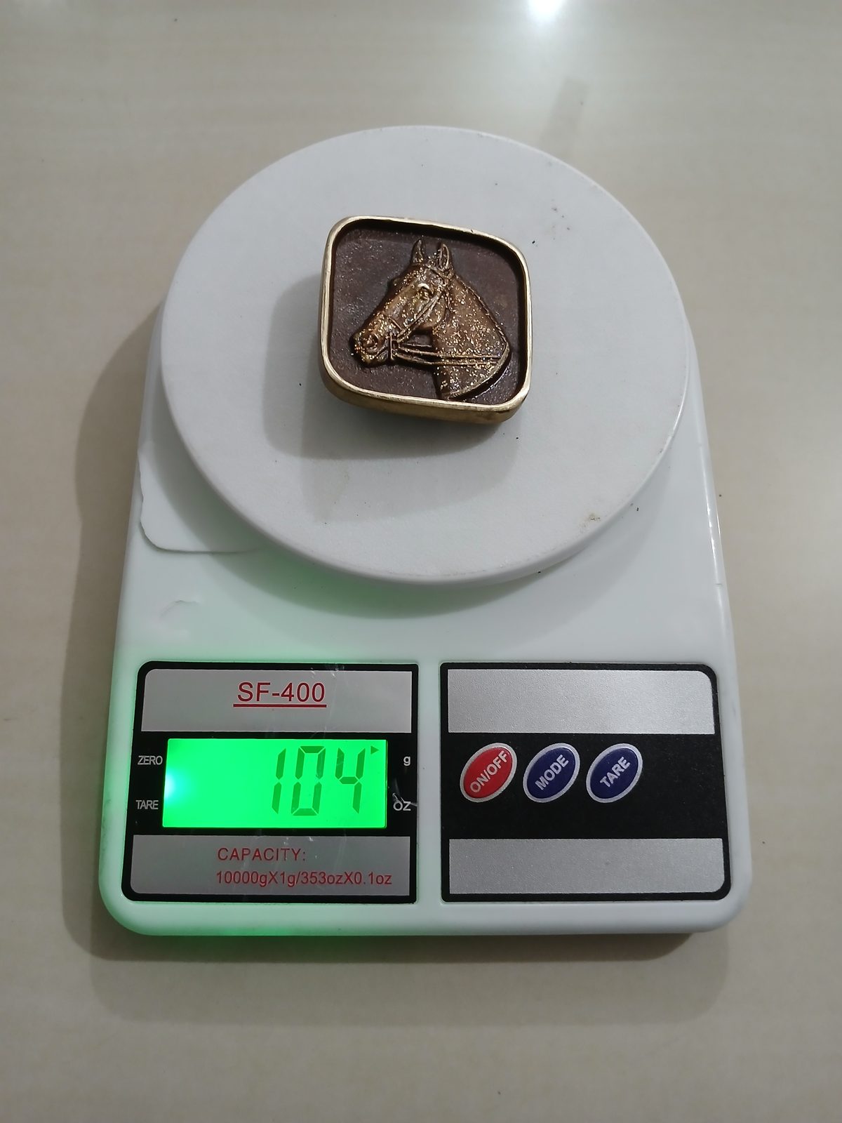 Horse Head Vintage Belt Buckle – On scale showing weight Horse Head vintage belt buckle – on scale showing weight