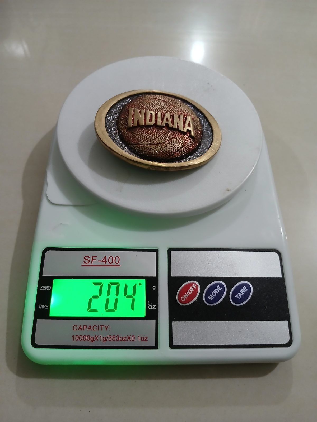 Indiana Basketball Vintage Belt Buckle – On scale showing weight Indiana Basketball vintage belt buckle – on scale showing weight