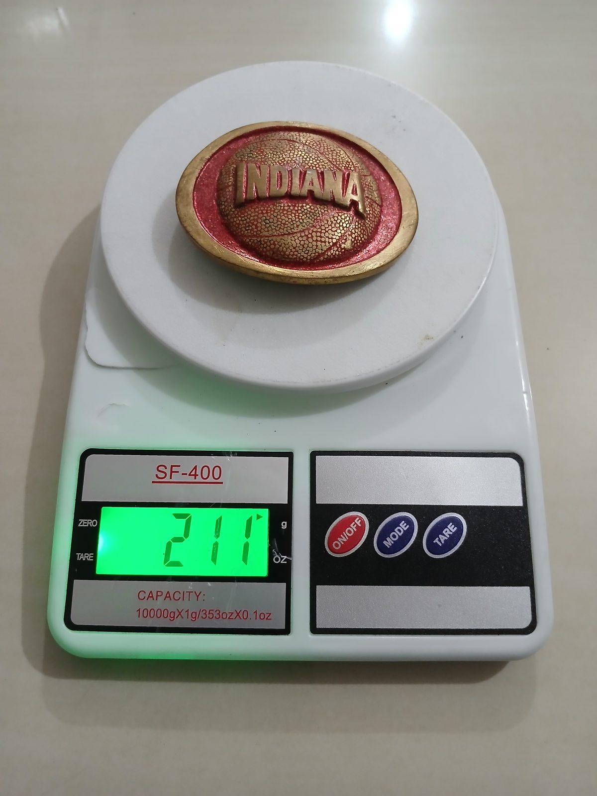 Indiana Basketball Vintage Belt Buckle – On scale showing weight Indiana Basketball vintage belt buckle – on scale showing weight