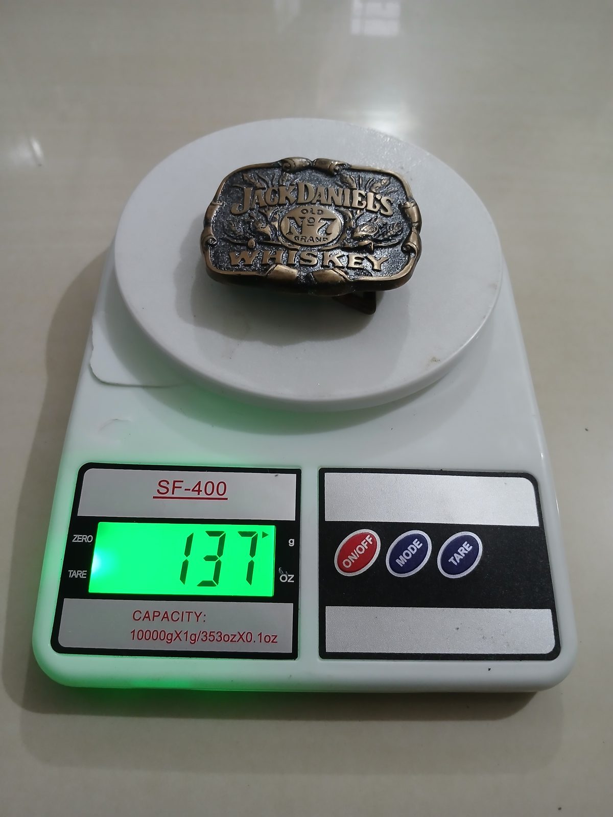 Jack Daniels Whiskey Vintage Belt Buckle – On scale showing weight Jack Daniels Whiskey vintage belt buckle – on scale showing weight