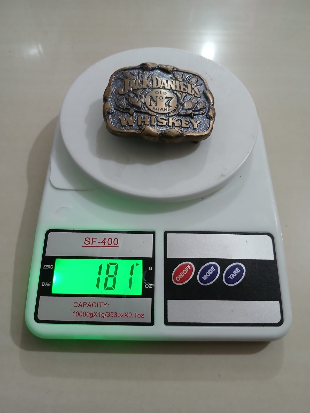 Jack Daniels Whiskey Vintage Belt Buckle – On scale showing weight Jack Daniels Whiskey vintage belt buckle – on scale showing weight