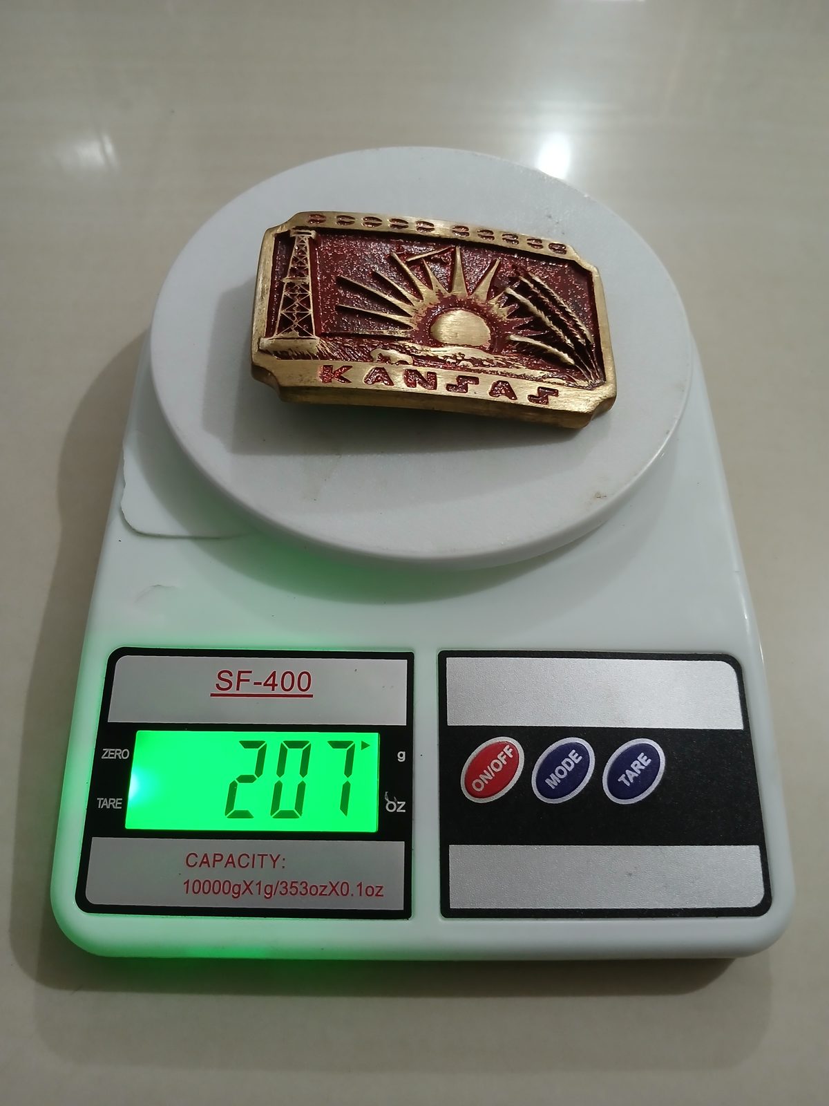 Kansas Sunflower Vintage Belt Buckle – On scale showing weight Kansas Sunflower vintage belt buckle – on scale showing weight