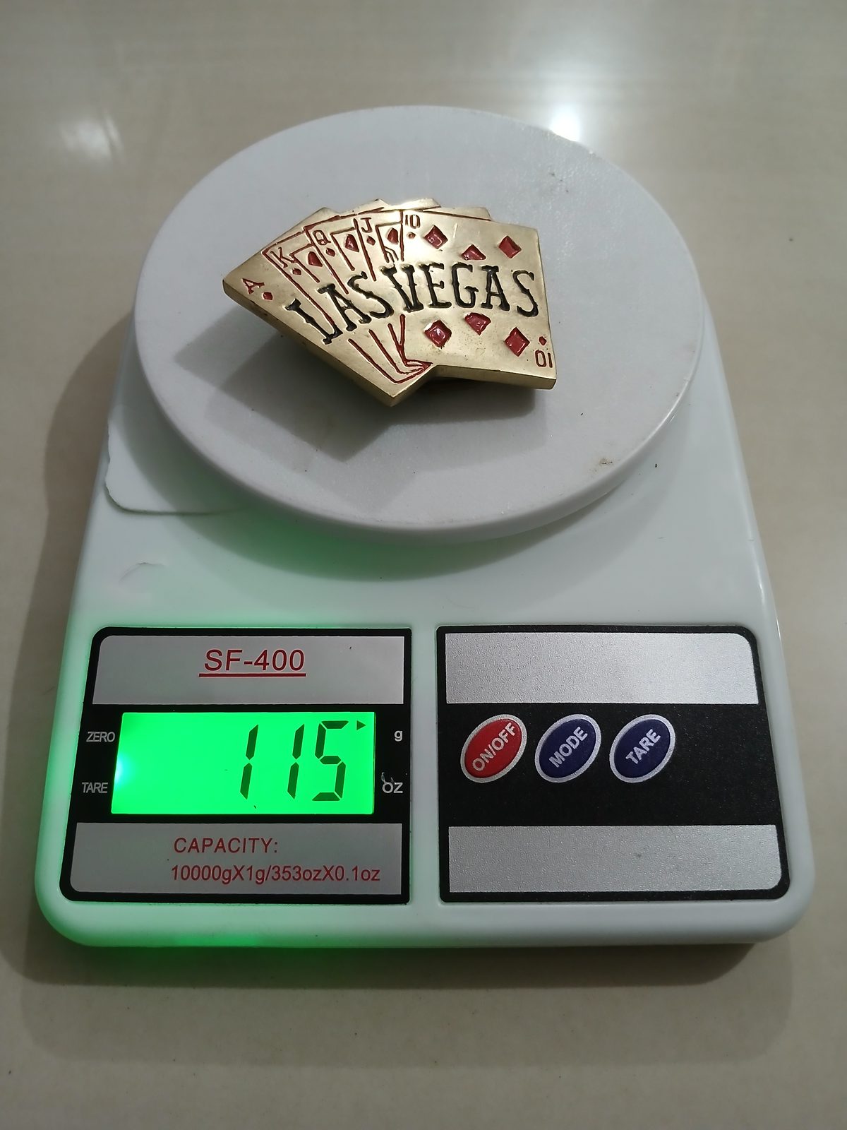 Las Vegas Cards Vintage Belt Buckle – On scale showing weight Las Vegas Cards vintage belt buckle – on scale showing weight