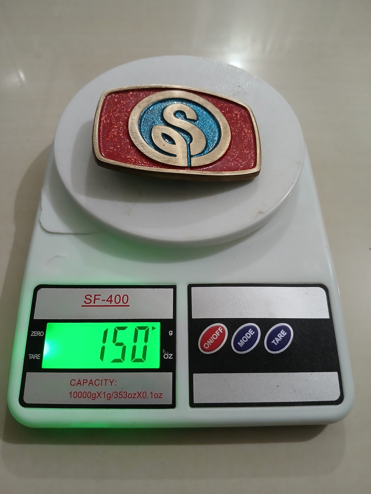 Letter S Logo Vintage Belt Buckle – On scale showing weight Letter S Logo vintage belt buckle – on scale showing weight