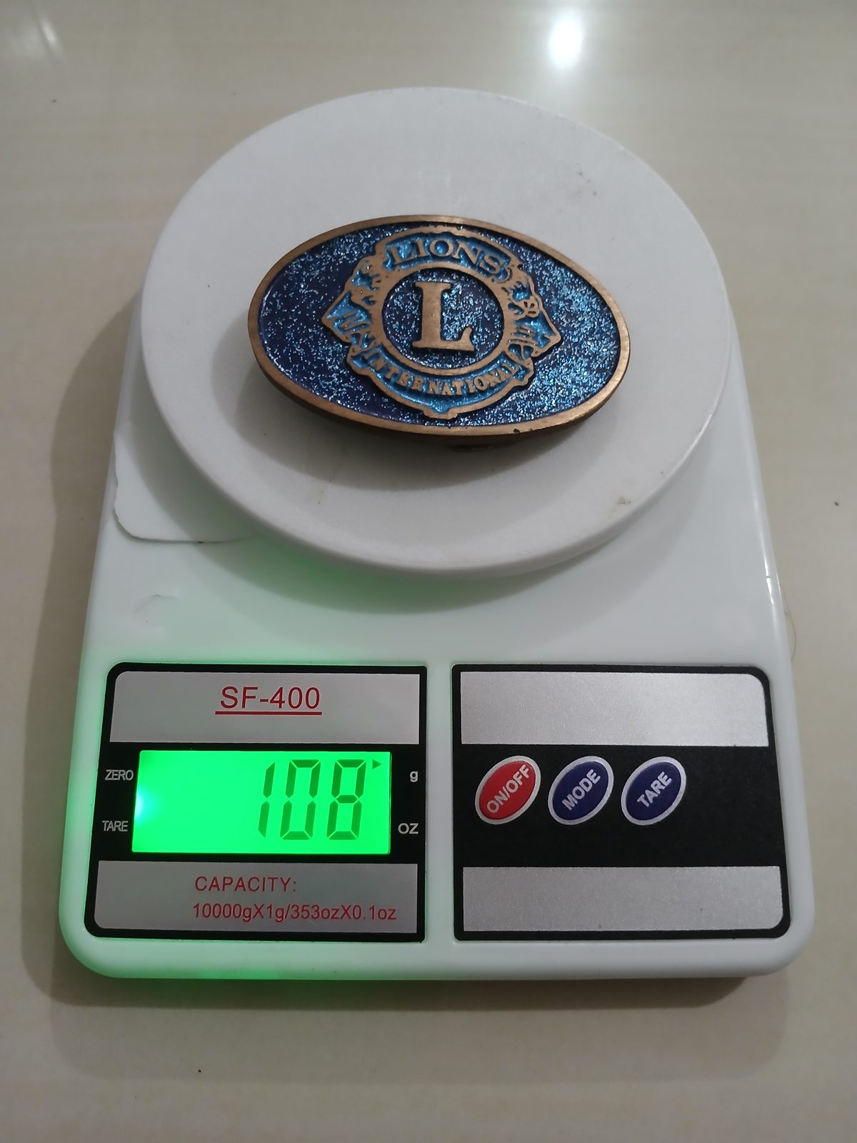 Lions International Vintage Belt Buckle – On scale showing weight Lions International vintage belt buckle – on scale showing weight