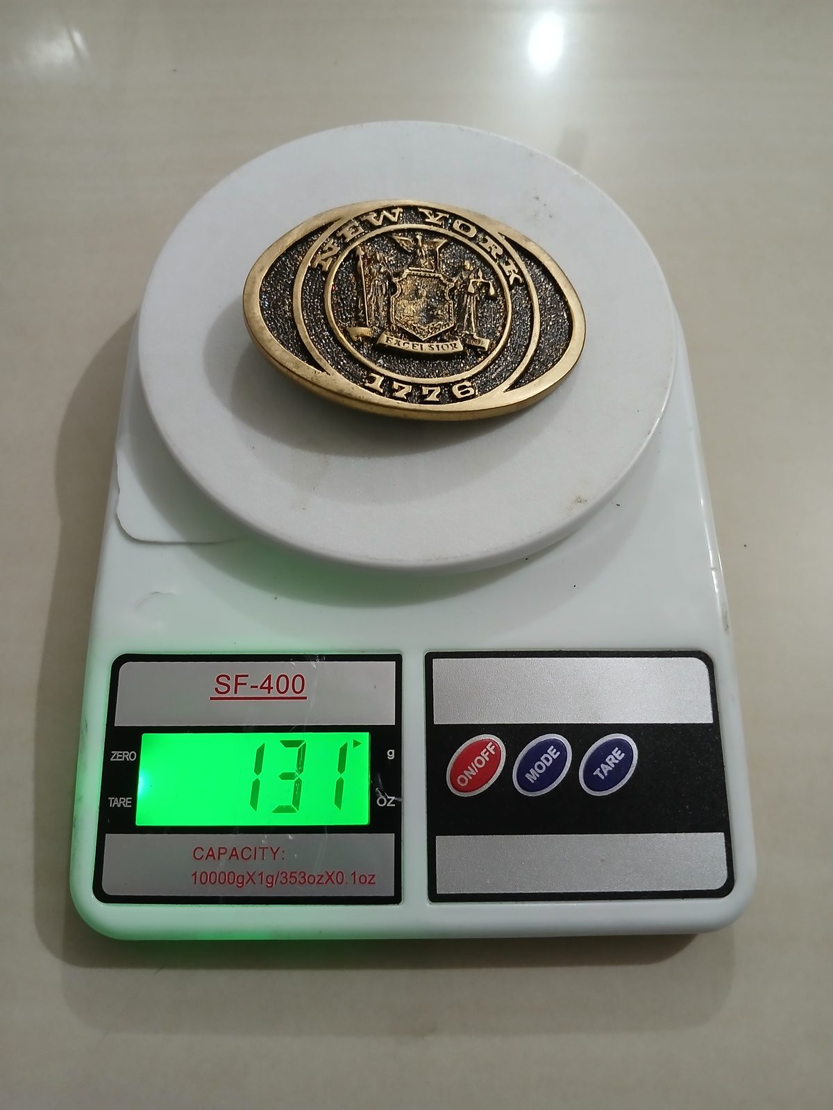 New York 1776 Vintage Belt Buckle – On scale showing weight New York 1776 vintage belt buckle – on scale showing weight