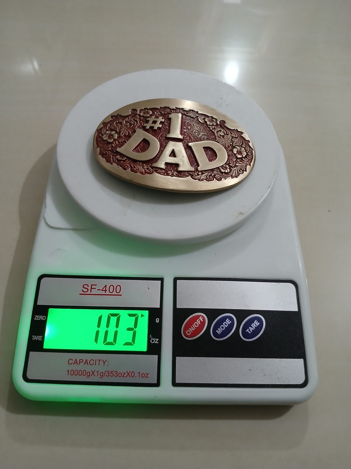 Number 1 Dad Vintage Belt Buckle – On scale showing weight Number 1 Dad vintage belt buckle – on scale showing weight