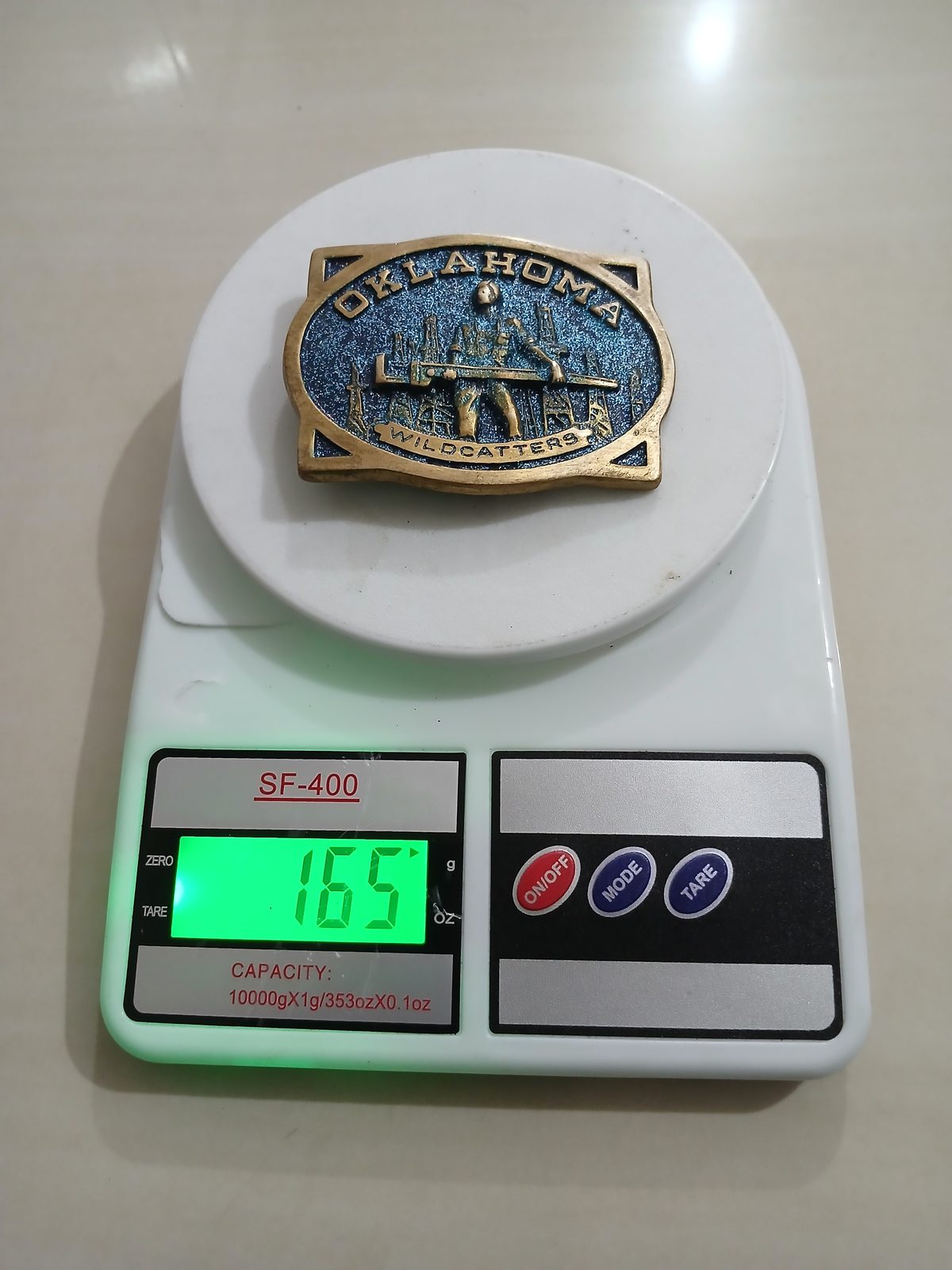 Oklahoma Wildcatters Vintage Belt Buckle – On scale showing weight Oklahoma Wildcatters vintage belt buckle – on scale showing weight