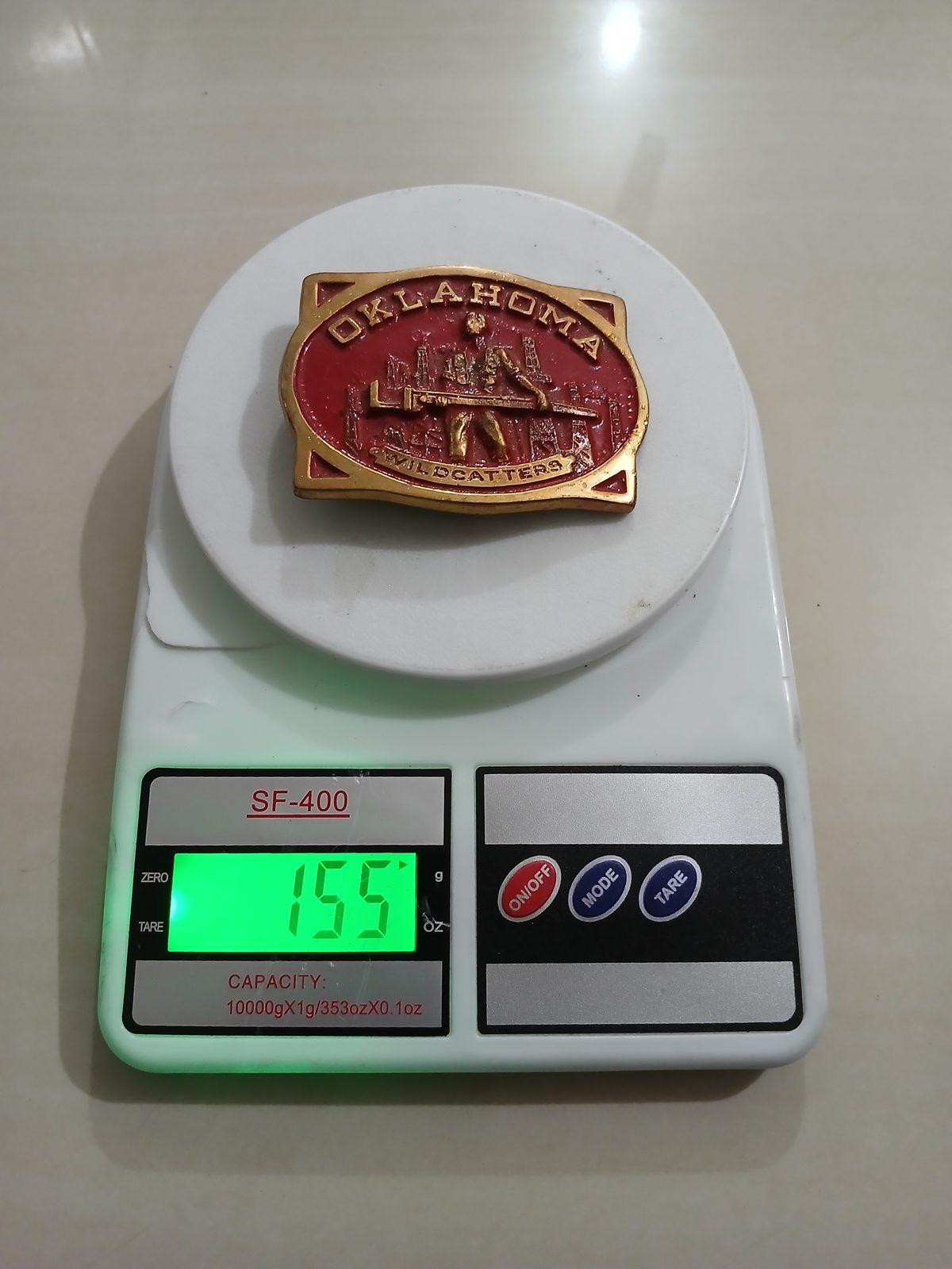 Oklahoma Wildcatters Vintage Belt Buckle – On scale showing weight Oklahoma Wildcatters vintage belt buckle – on scale showing weight