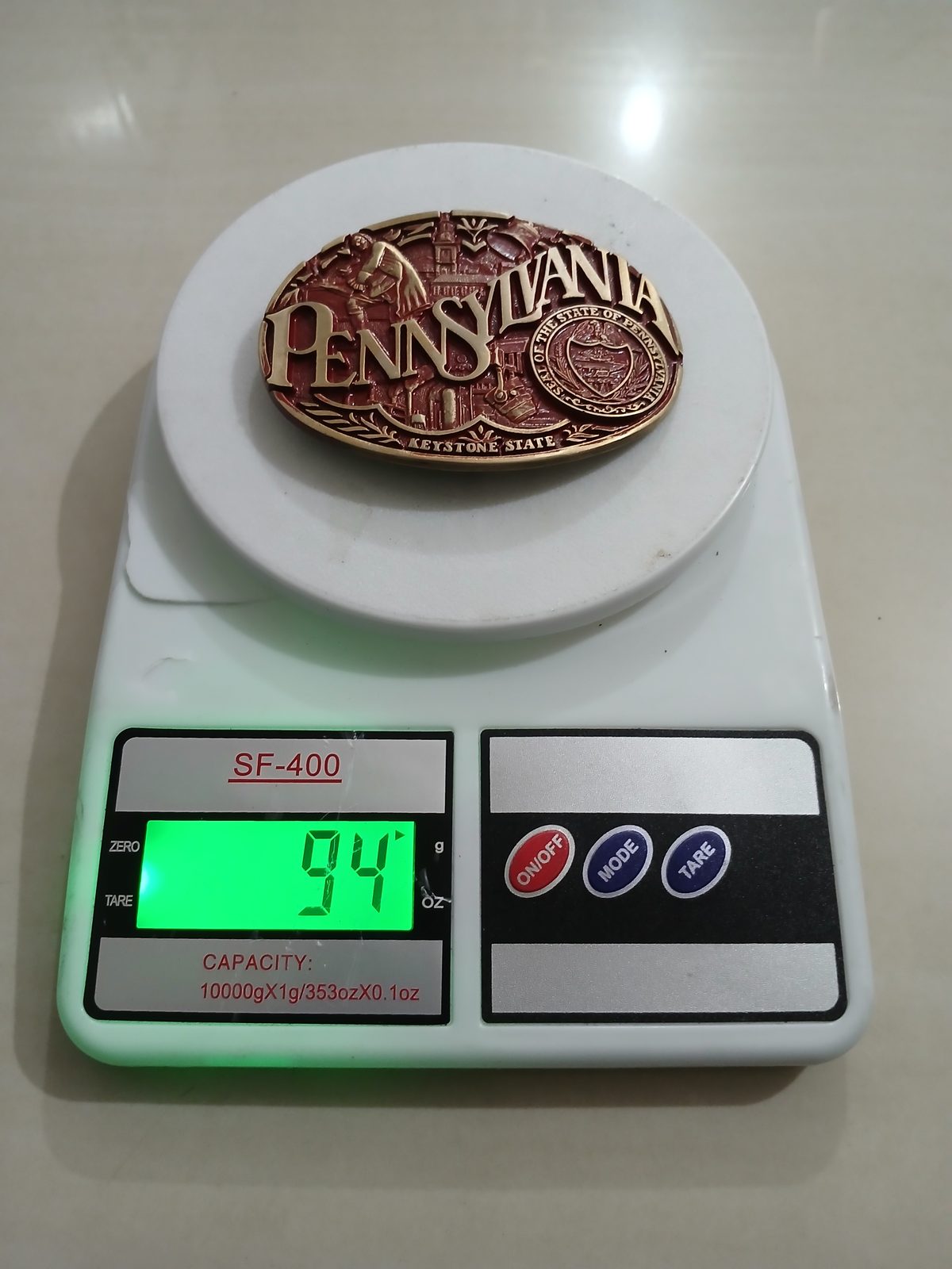 Pennsylvania Keystone State Vintage Belt Buckle – On scale showing weight Pennsylvania Keystone State vintage belt buckle – on scale showing weight