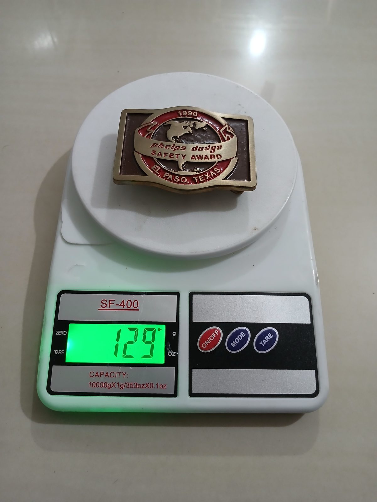 Phelps Dodge Safety Award El Paso Texas Vintage Belt Buckle – On scale showing weight Phelps Dodge Safety Award El Paso Texas vintage belt buckle – on scale showing weight