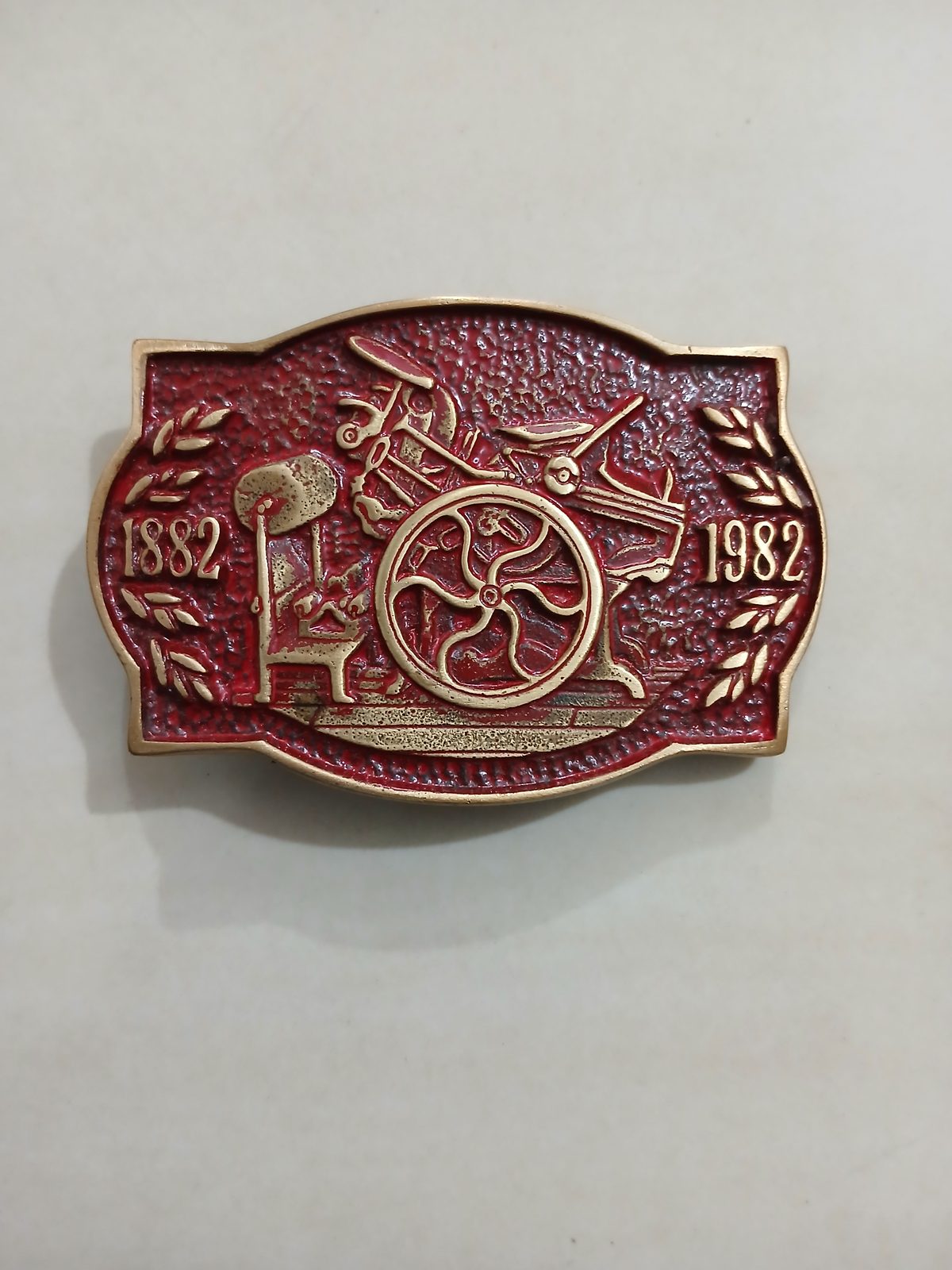 Printing Press 1882-1982 Vintage Belt Buckle – Front view Printing Press 1882-1982 vintage belt buckle – front view