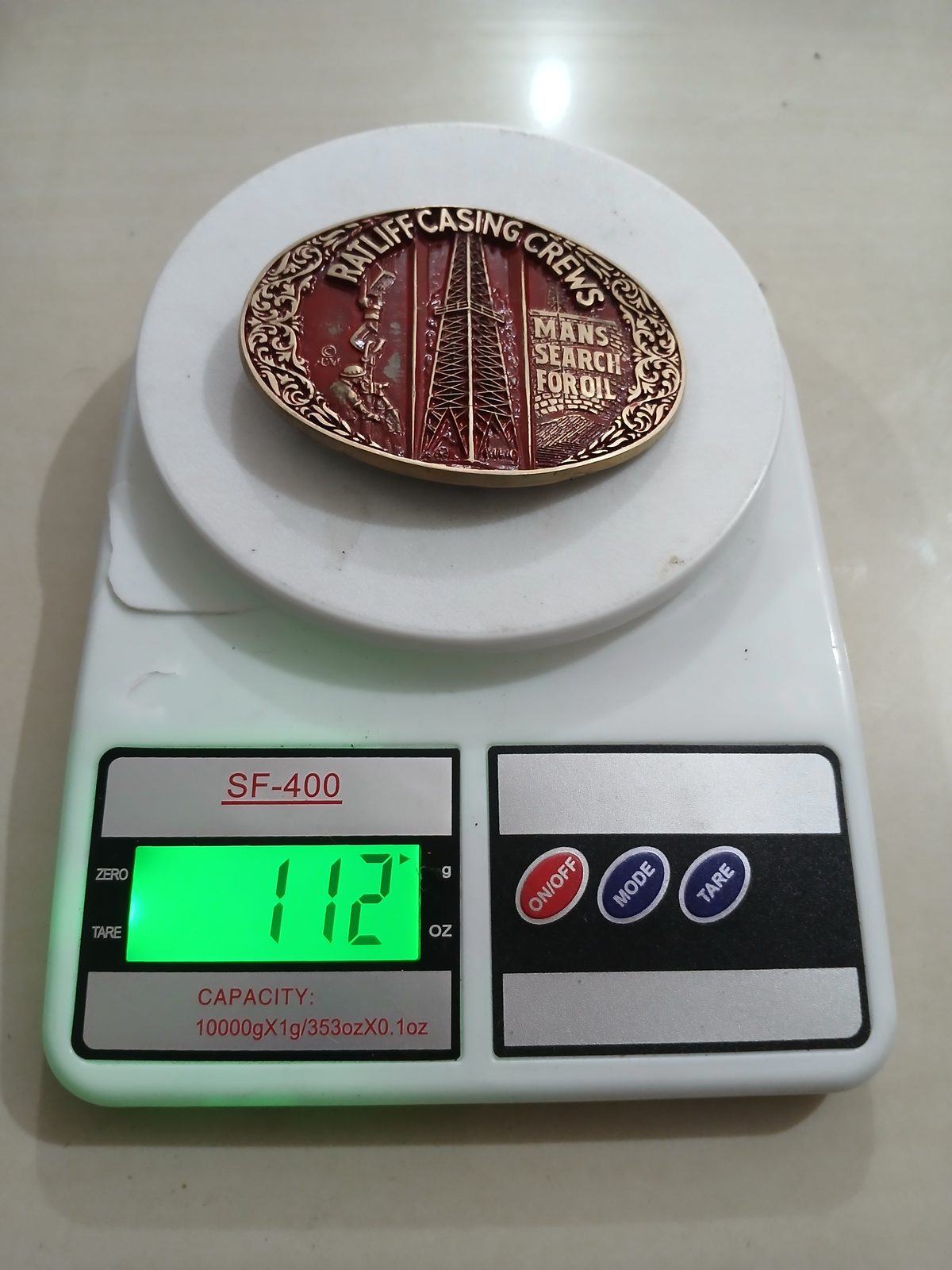 Ratliff Casing Crews Mans Search For Oil Vintage Belt Buckle – On scale showing weight Ratliff Casing Crews Mans Search For Oil vintage belt buckle – on scale showing weight