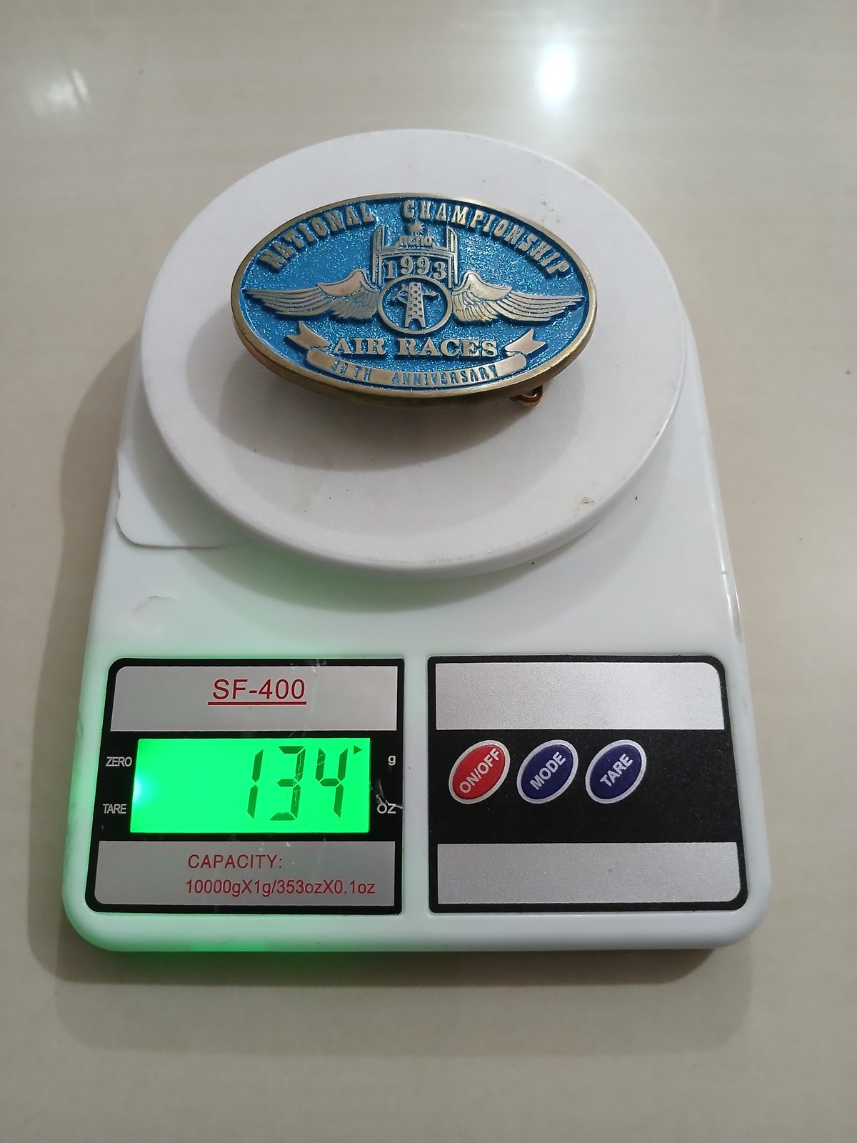 Reno Air Races 1993 National Championship Vintage Belt Buckle – On scale showing weight Reno Air Races 1993 National Championship vintage belt buckle – on scale showing weight