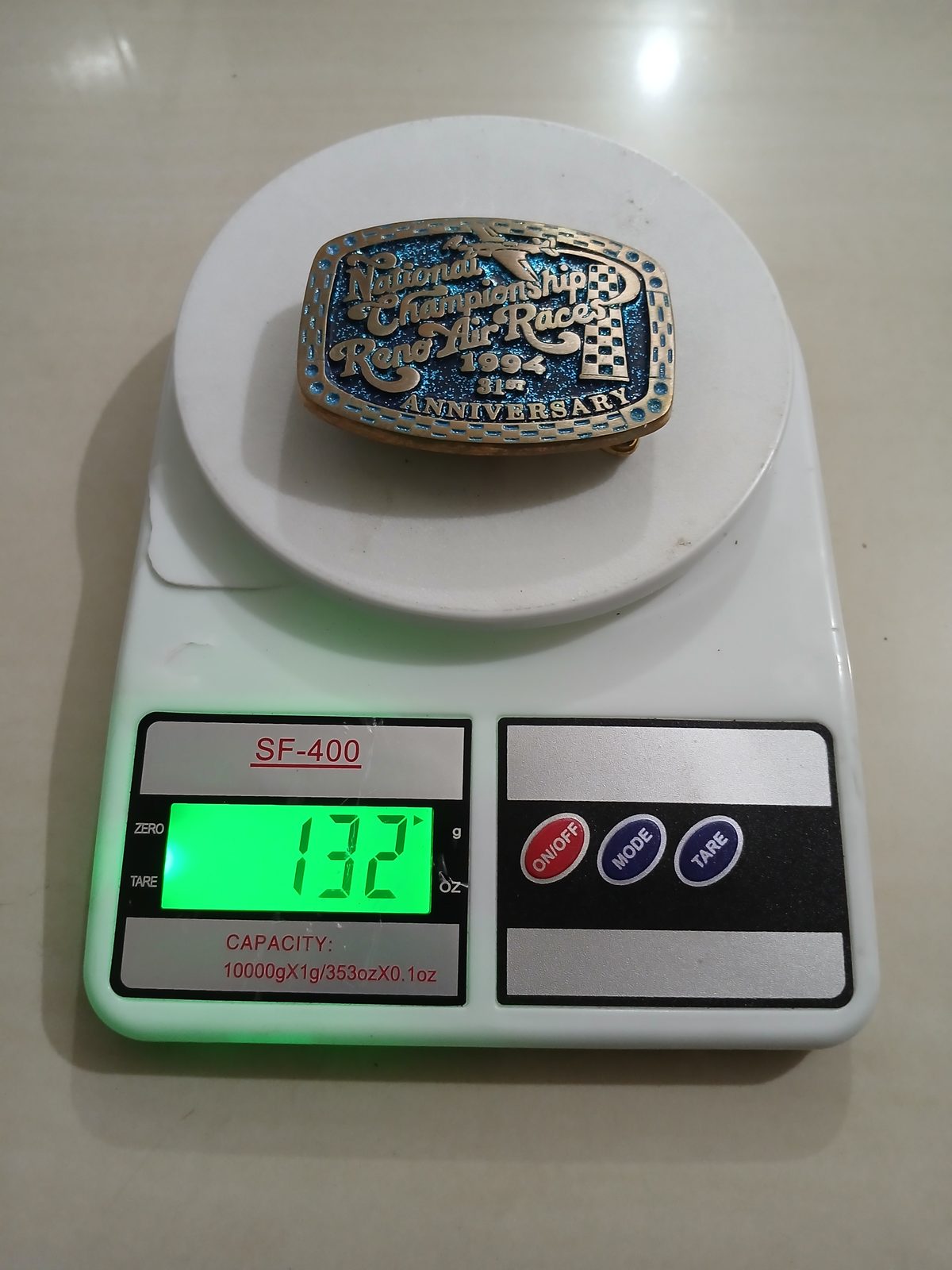 Reno Air Races 1994 National Championship Vintage Belt Buckle – On scale showing weight Reno Air Races 1994 National Championship vintage belt buckle – on scale showing weight