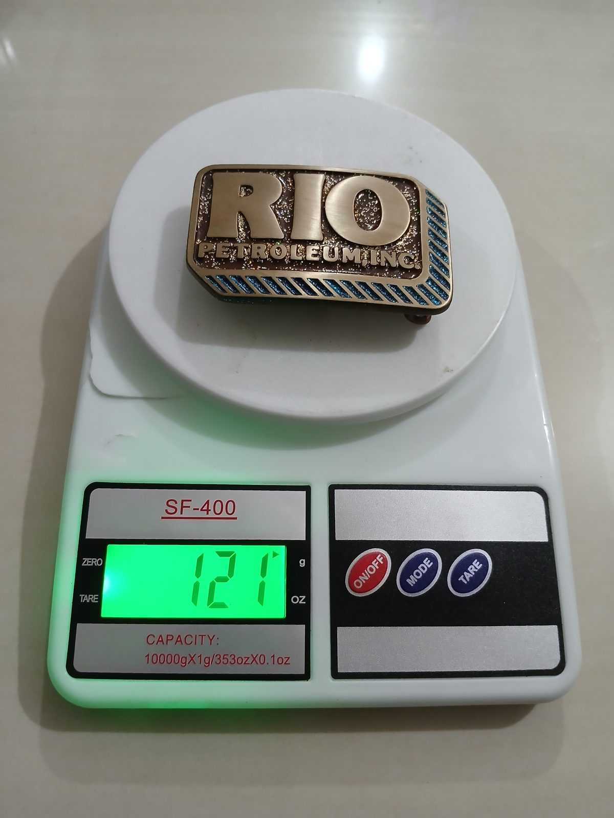 Rio Petroleum Inc Vintage Belt Buckle – On scale showing weight Rio Petroleum Inc vintage belt buckle – on scale showing weight