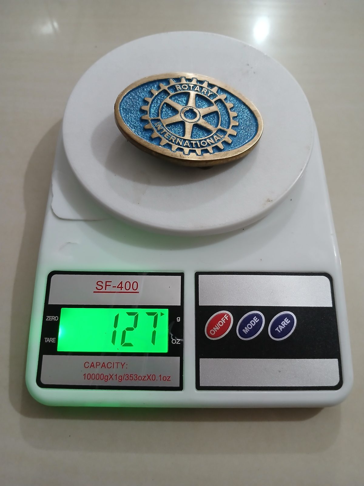 Rotary International Vintage Belt Buckle – On scale showing weight Rotary International vintage belt buckle – on scale showing weight