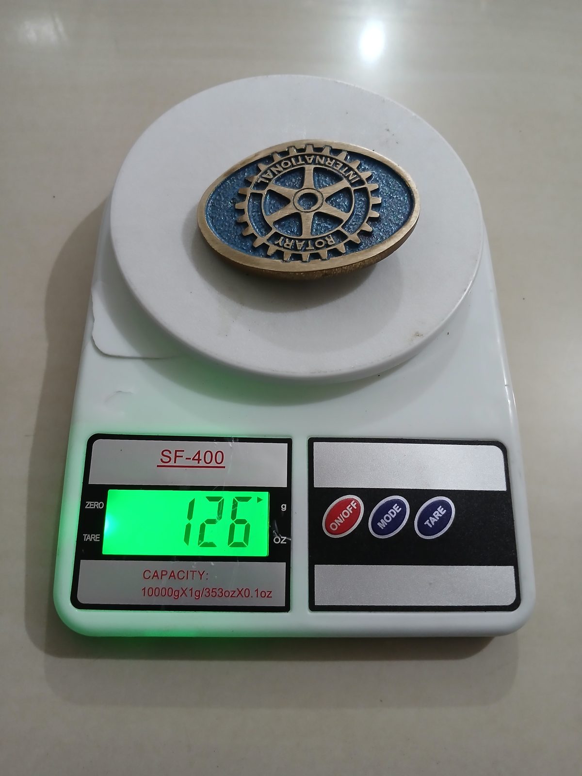 Rotary International Vintage Belt Buckle – On scale showing weight Rotary International vintage belt buckle – on scale showing weight