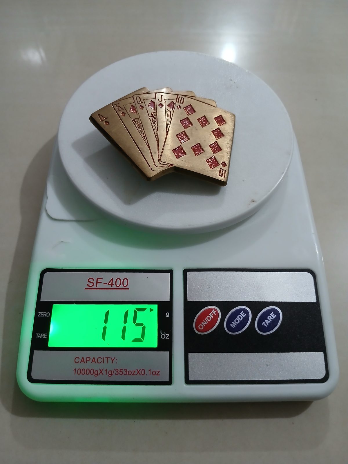 Royal Flush Cards Vintage Belt Buckle – On scale showing weight Royal Flush Cards vintage belt buckle – on scale showing weight