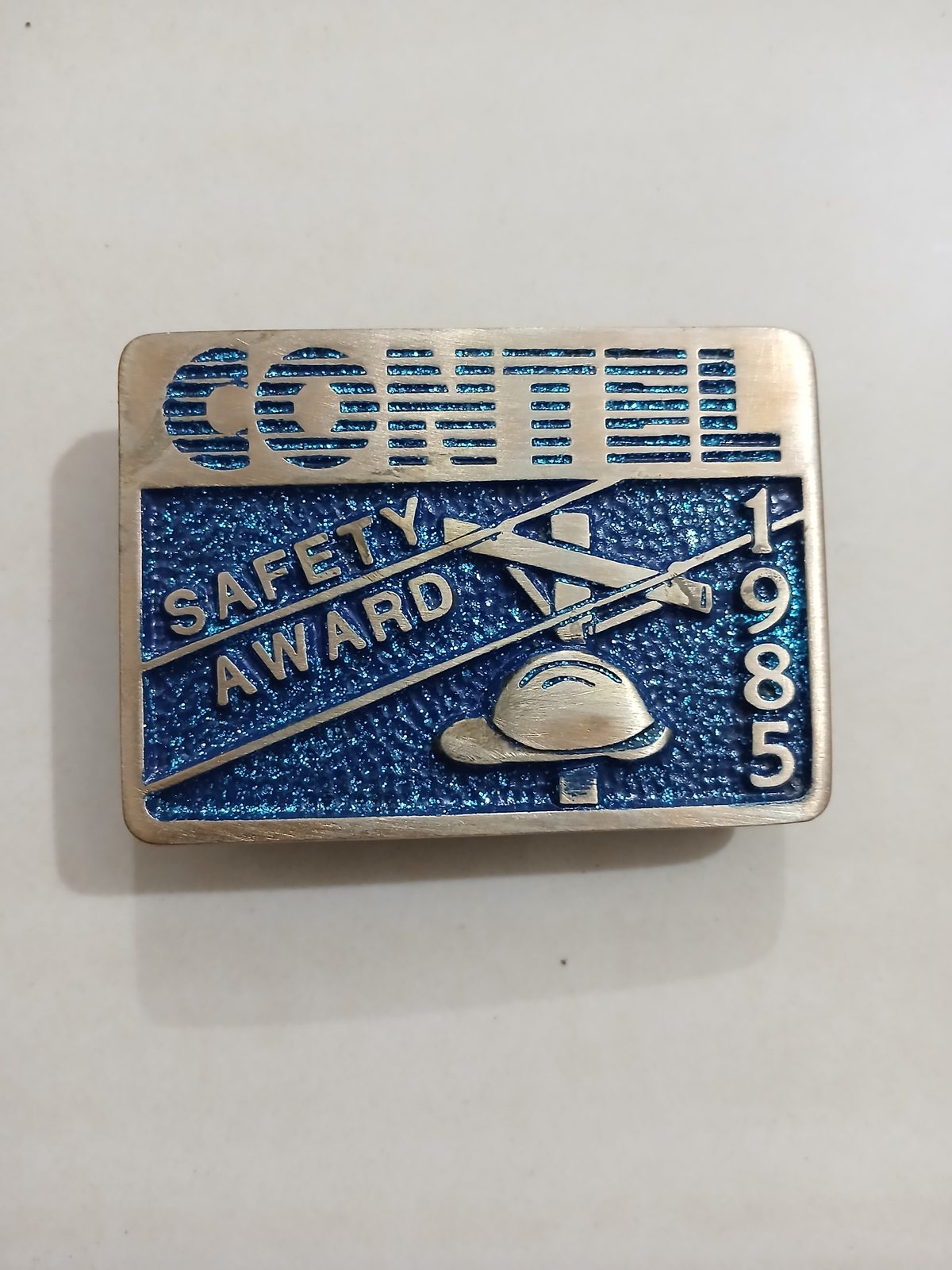 Safety Award Hard Hat Vintage Belt Buckle – Front view Safety Award Hard Hat vintage belt buckle – front view