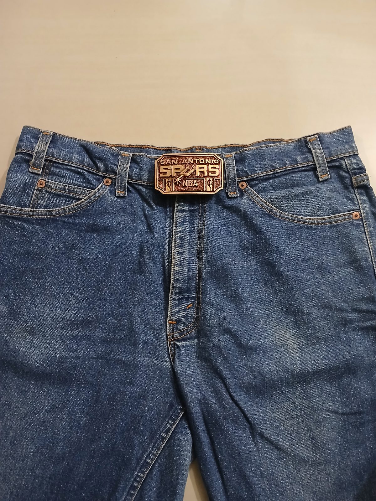 San Antonio Spurs NBA Vintage Belt Buckle – Worn on belt with jeans San Antonio Spurs NBA vintage belt buckle – worn on belt with jeans