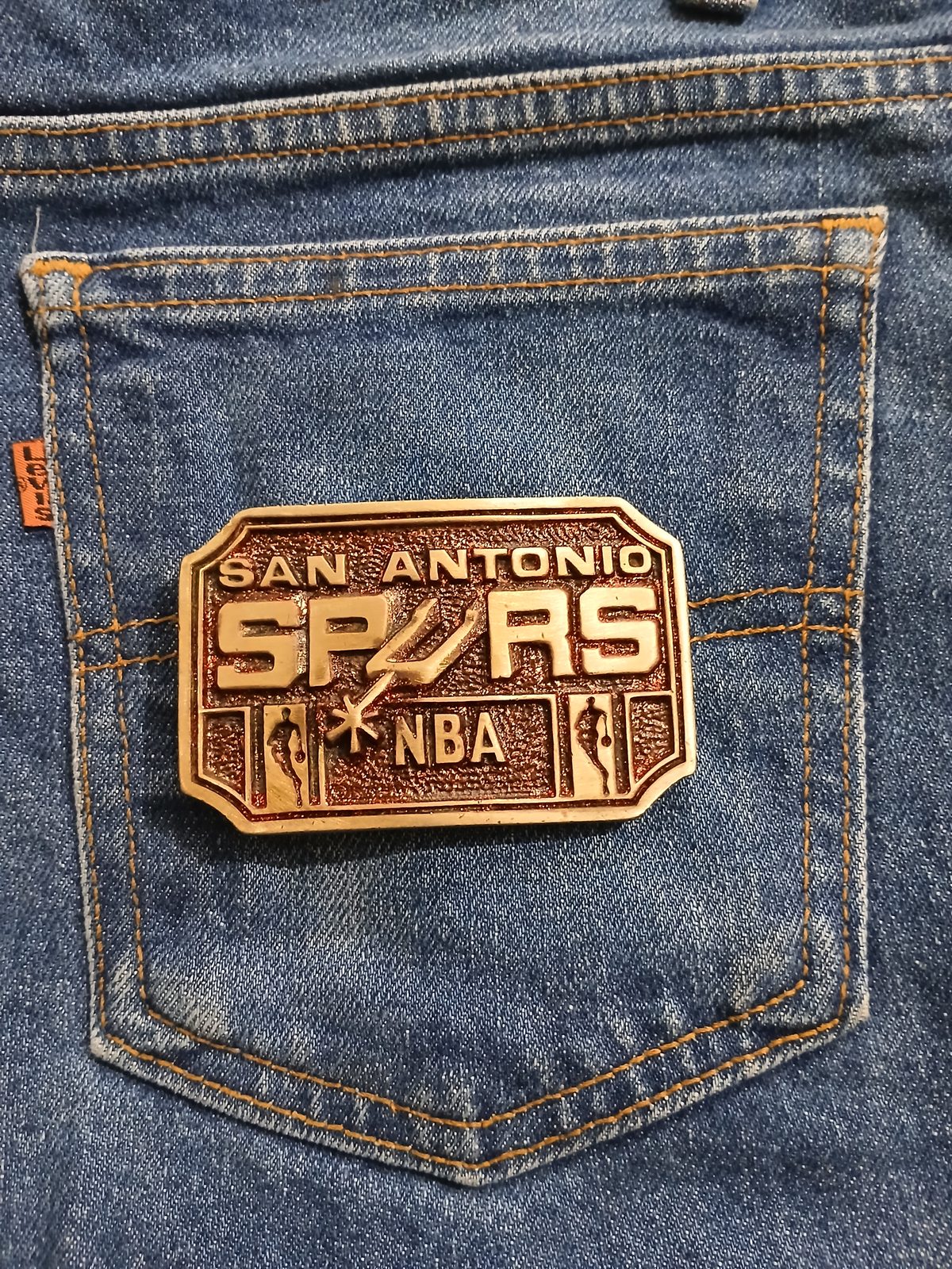 San Antonio Spurs NBA Vintage Belt Buckle – On jeans back pocket San Antonio Spurs NBA vintage belt buckle – on jeans back pocket