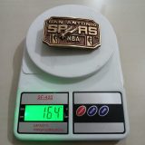 San Antonio Spurs NBA vintage belt buckle – on scale showing weight