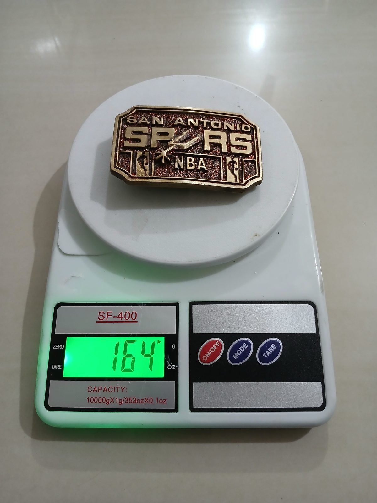 San Antonio Spurs NBA Vintage Belt Buckle – On scale showing weight San Antonio Spurs NBA vintage belt buckle – on scale showing weight