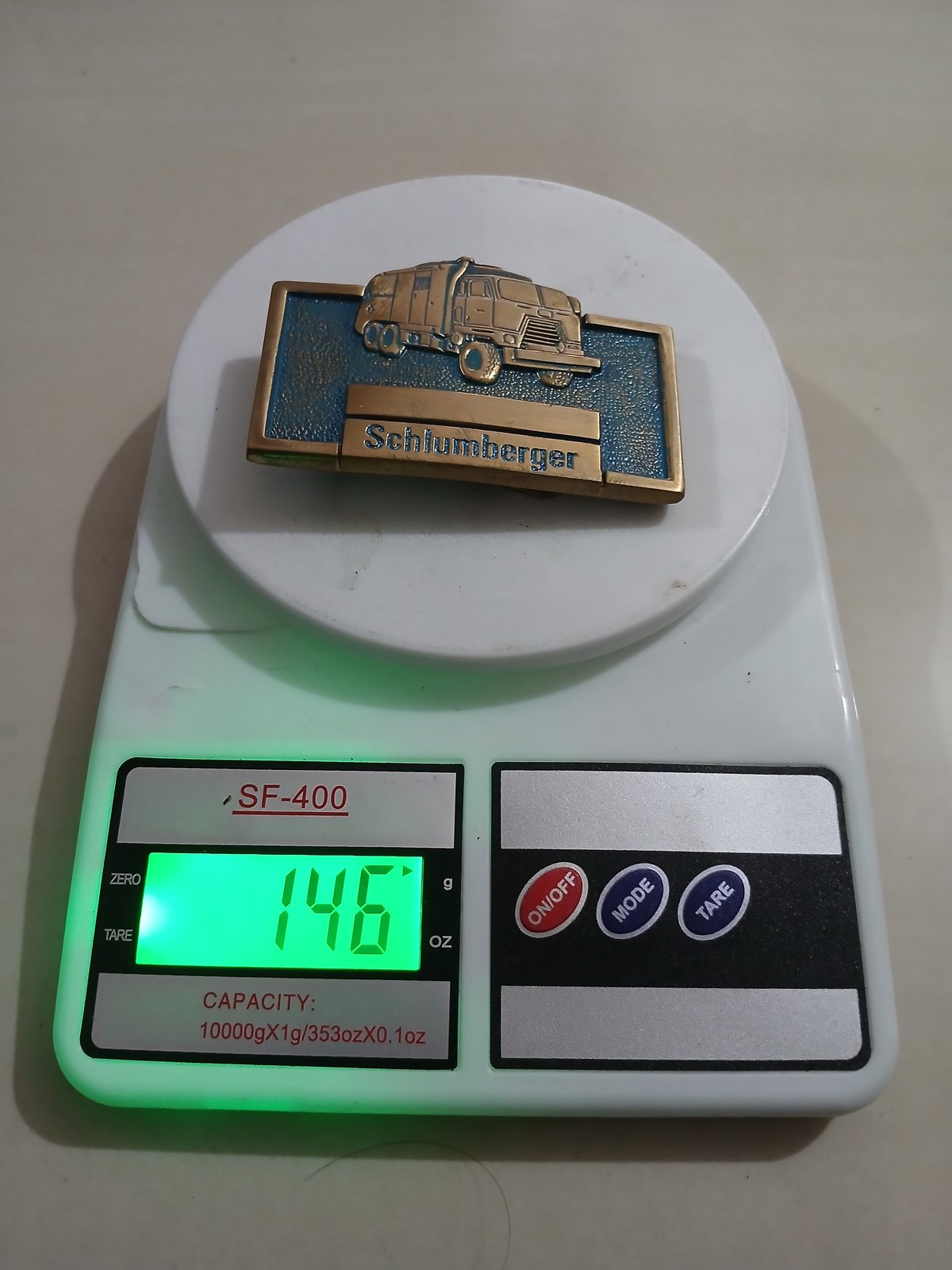 Schlumberger Truck Vintage Belt Buckle – On scale showing weight Schlumberger Truck vintage belt buckle – on scale showing weight