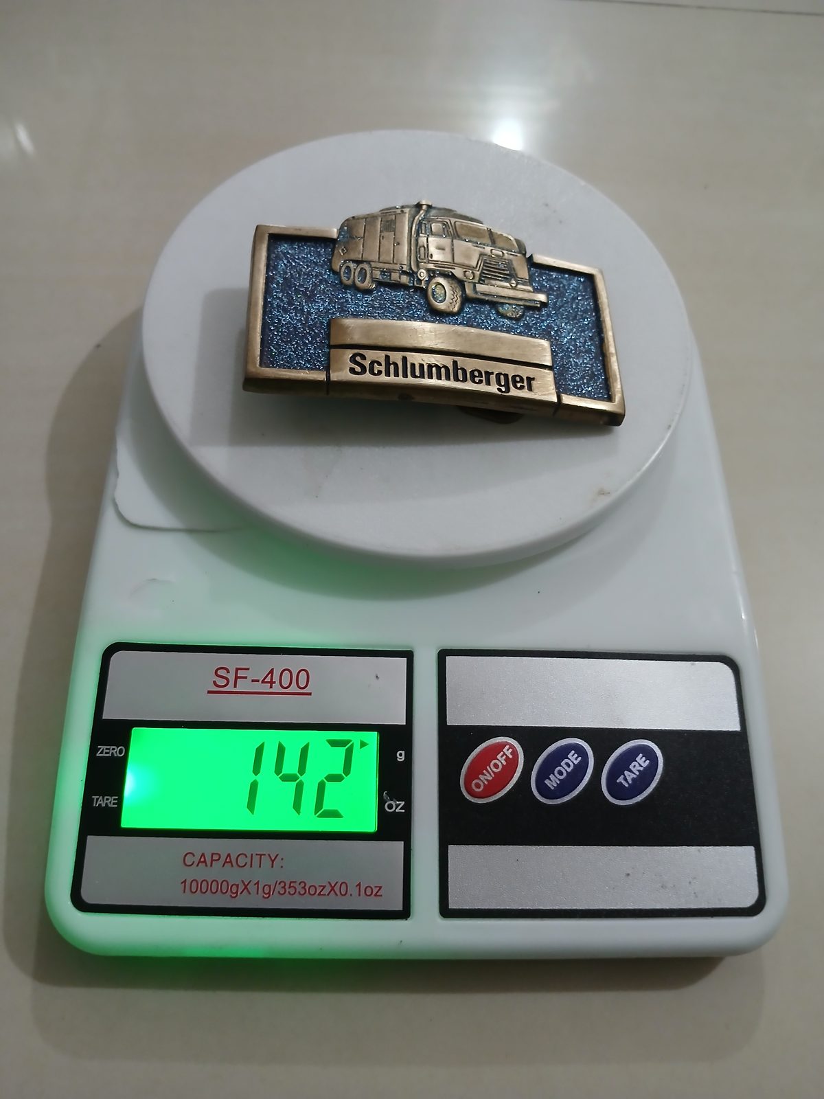Schlumberger Truck Vintage Belt Buckle – On scale showing weight Schlumberger Truck vintage belt buckle – on scale showing weight