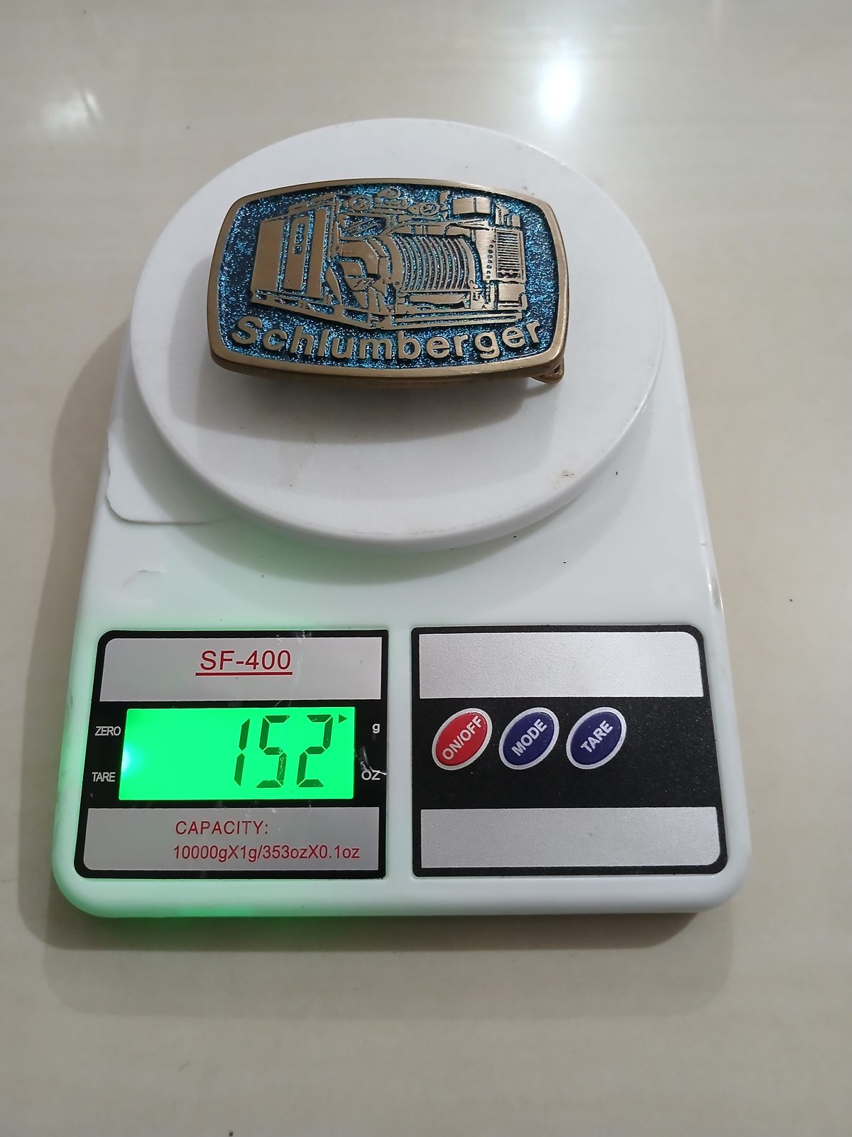 Schlumberger Truck Vintage Belt Buckle – On scale showing weight Schlumberger Truck vintage belt buckle – on scale showing weight