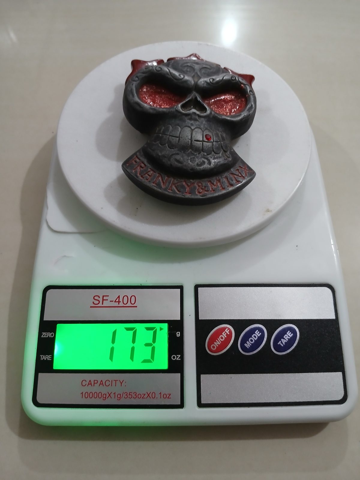 Skull Red Eyes Vintage Belt Buckle – On scale showing weight Skull Red Eyes vintage belt buckle – on scale showing weight