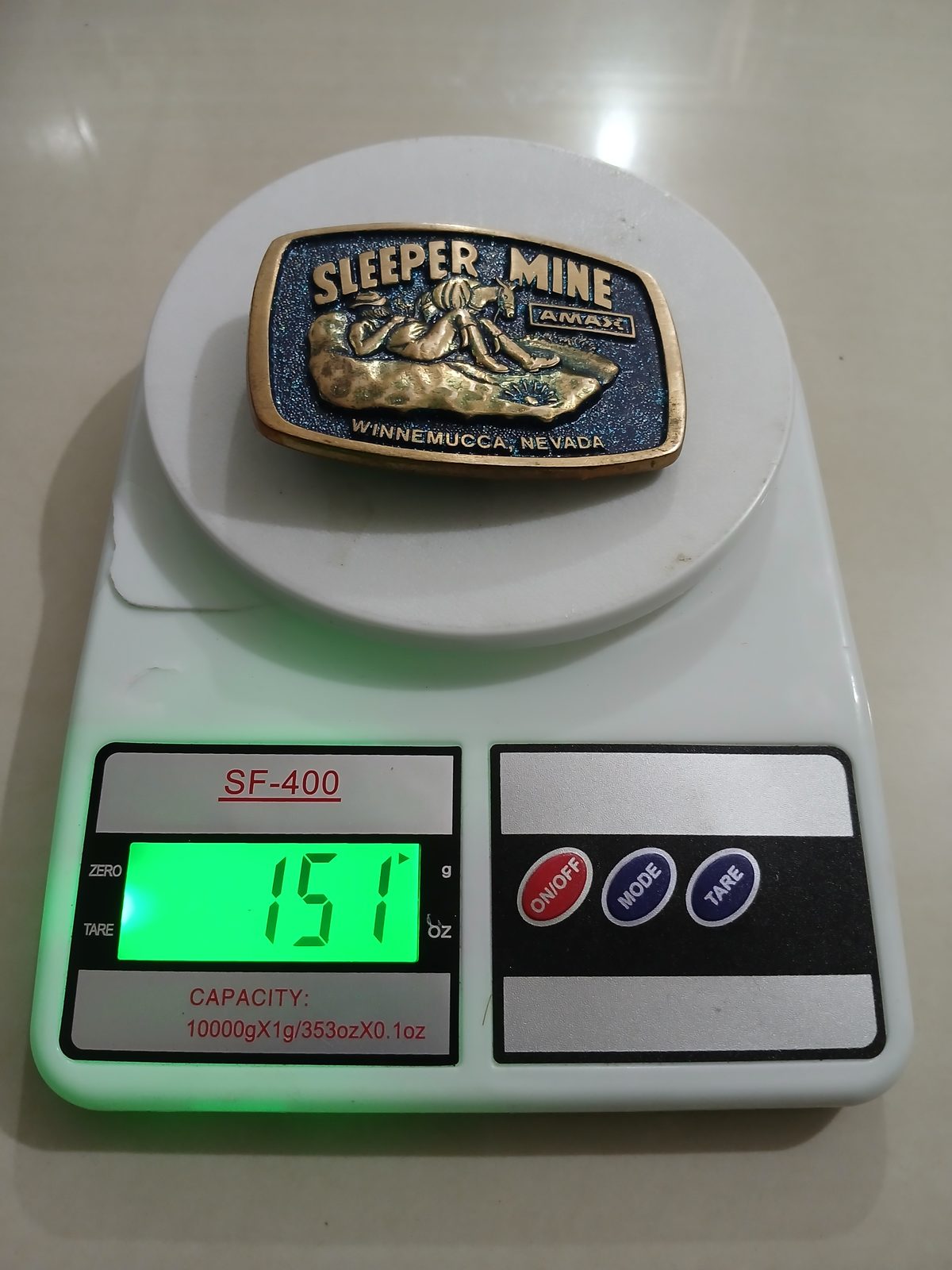 Sleeper Mine AMAX Winnemucca Nevada Vintage Belt Buckle – On scale showing weight Sleeper Mine AMAX Winnemucca Nevada vintage belt buckle – on scale showing weight