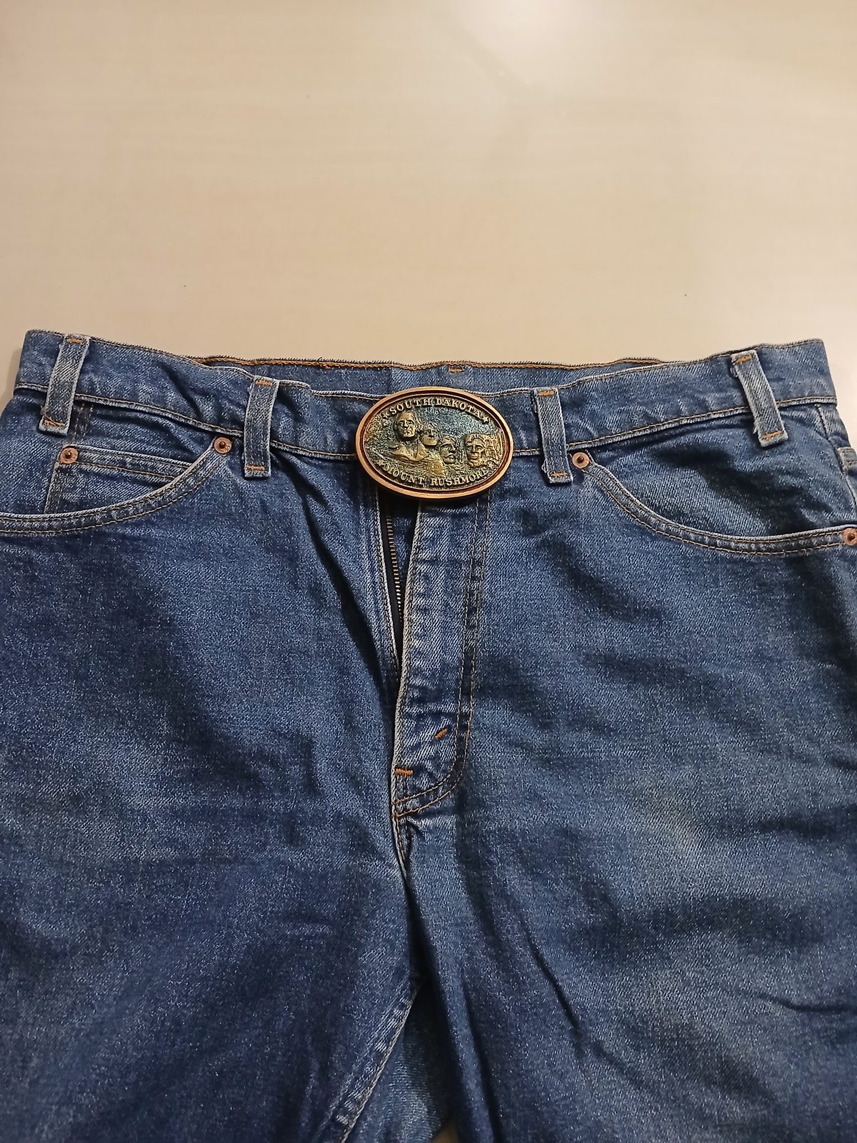 South Dakota Mount Rushmore Vintage Belt Buckle – Worn on belt with jeans South Dakota Mount Rushmore vintage belt buckle – worn on belt with jeans