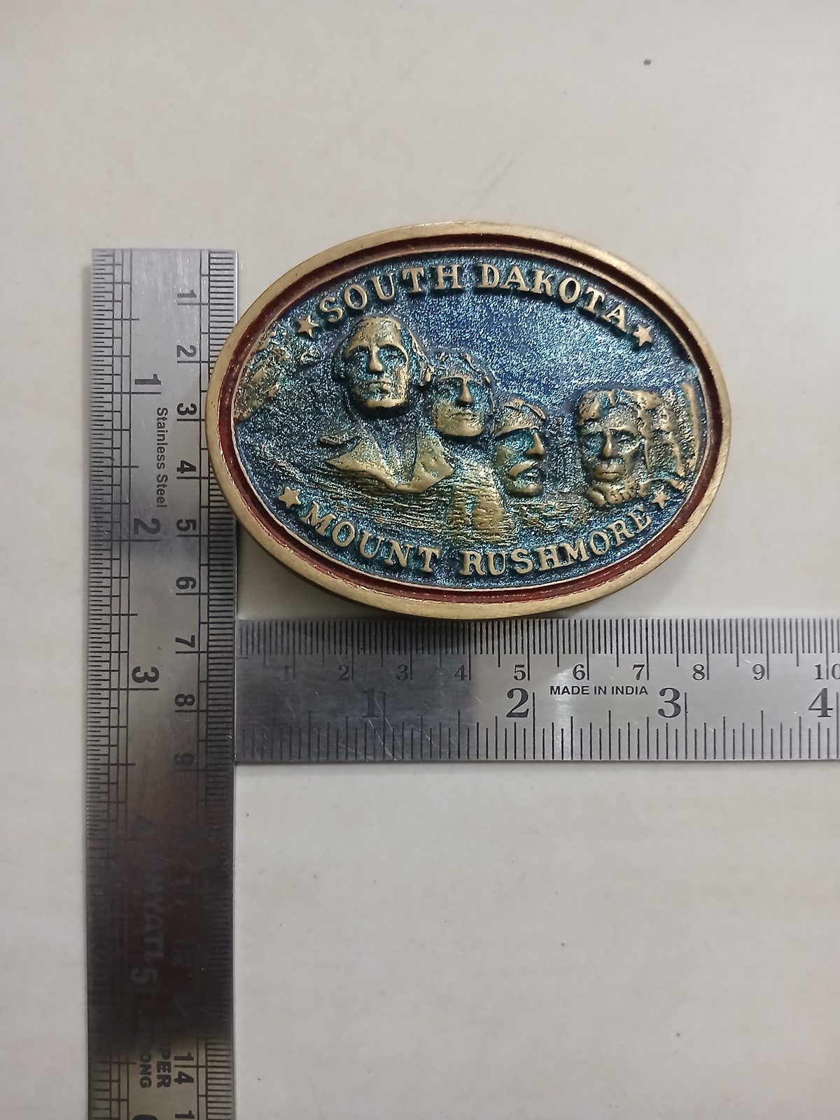 South Dakota Mount Rushmore Vintage Belt Buckle – With ruler for size South Dakota Mount Rushmore vintage belt buckle – with ruler for size